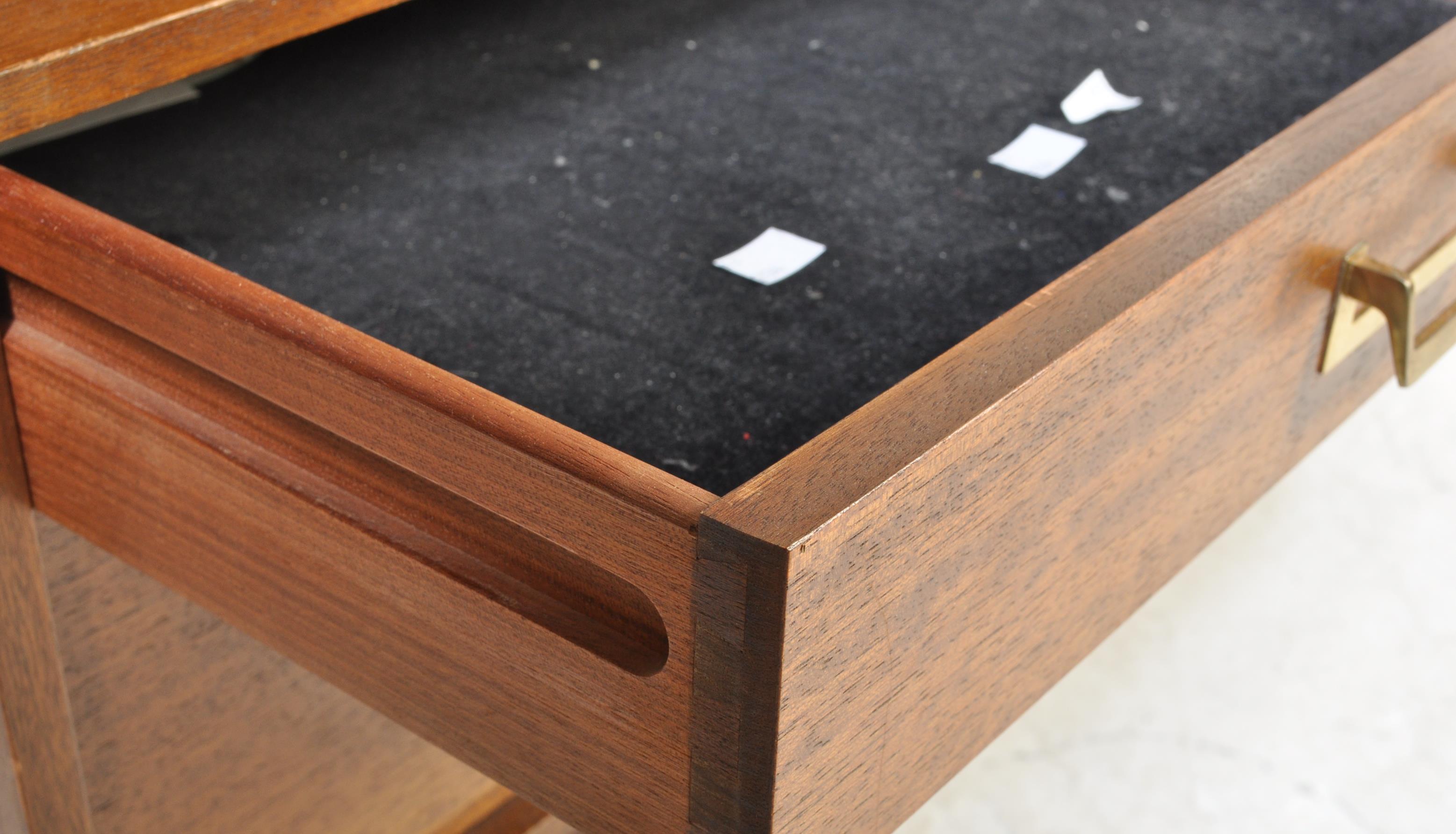 MID 20TH CENTURY TEAK WOOD DRESSING TABLE - Image 6 of 8