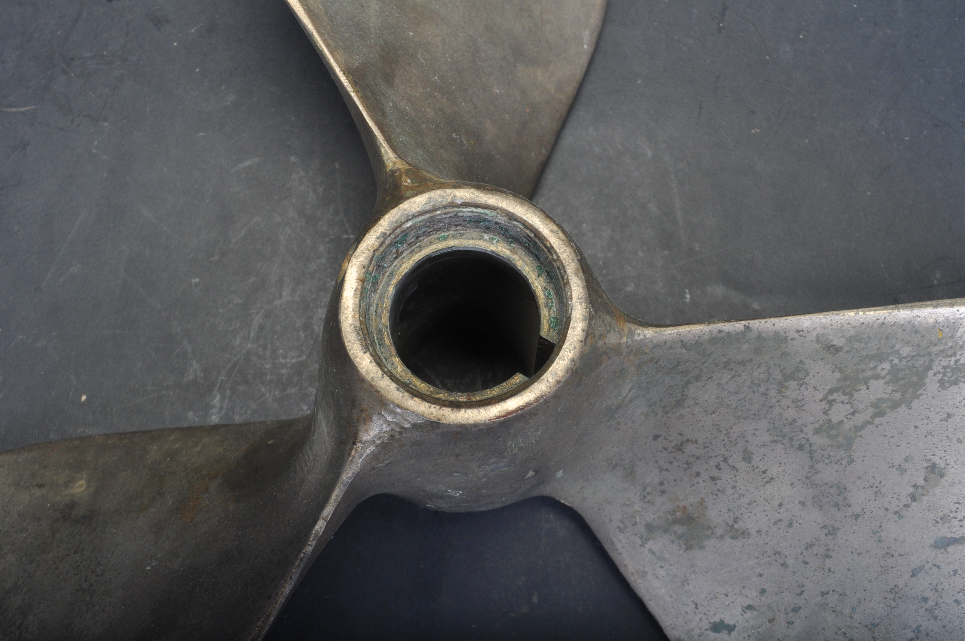 MID 20TH CENTURY SOLID BRONZE BOAT / SHIP PROPELLER - Image 4 of 4