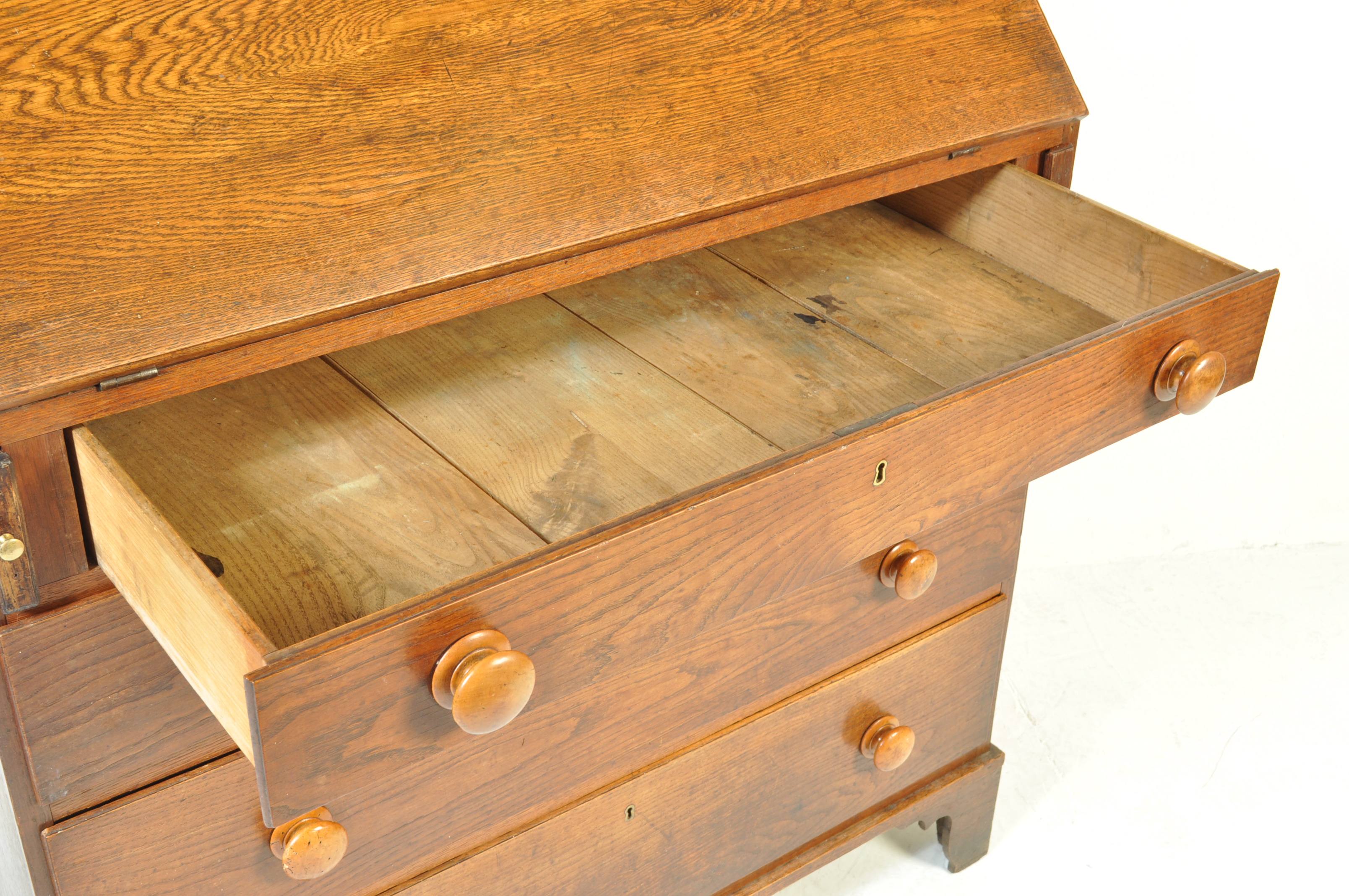 EARLY 19TH CENTURY GEORGIAN OAK BUREAU - Image 8 of 11