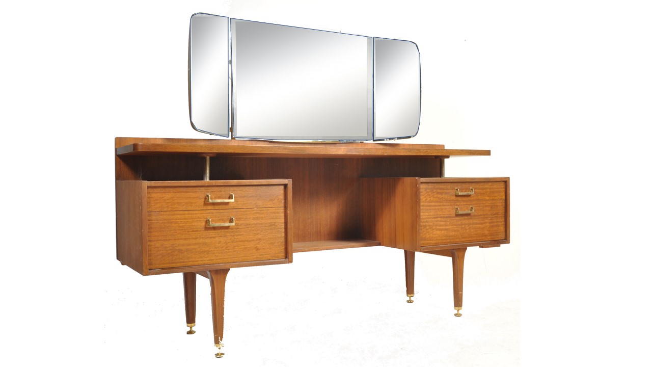 MID 20TH CENTURY TEAK WOOD DRESSING TABLE