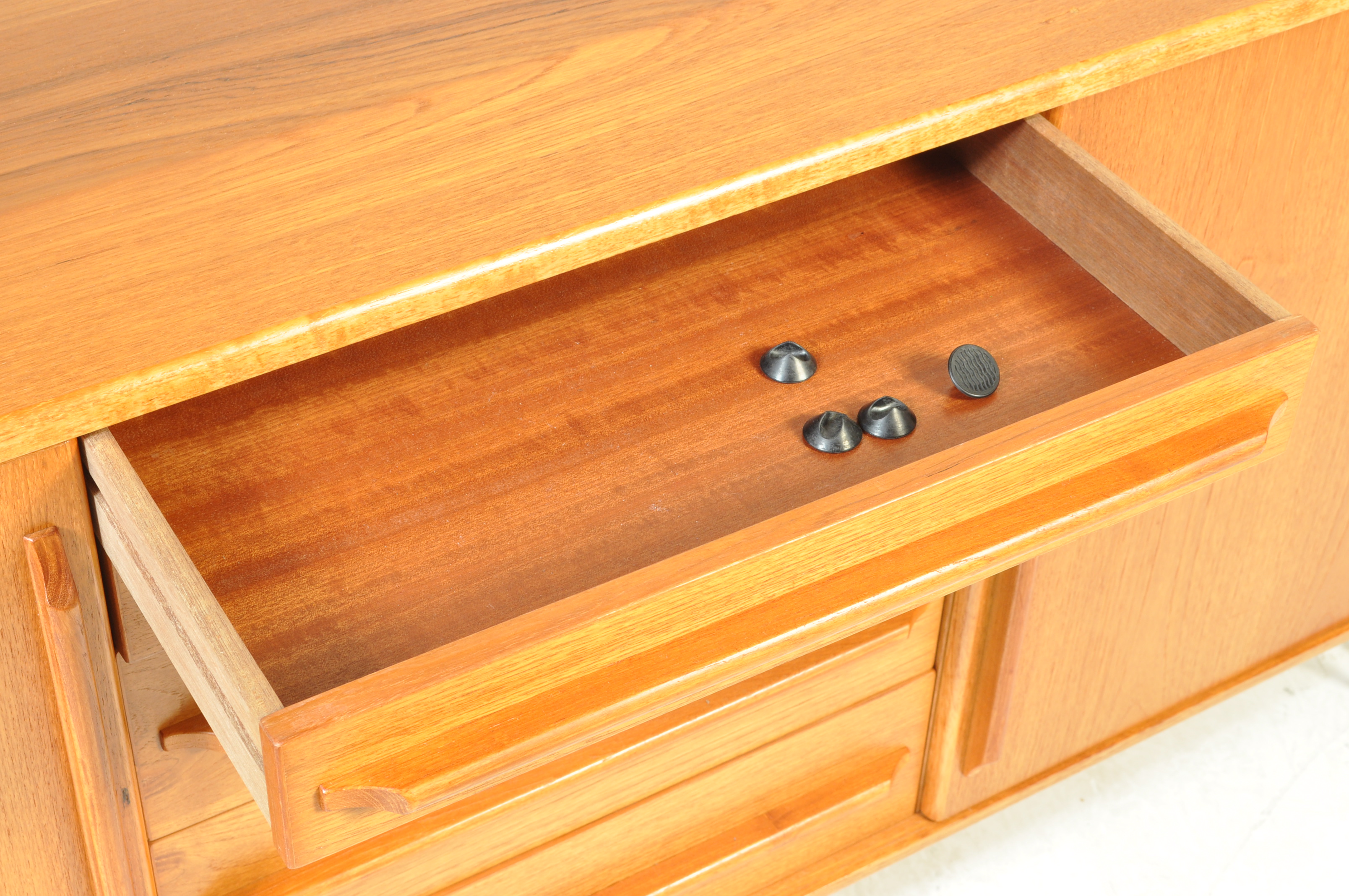 RETRO VINTAGE MID 20TH CENTURY CIRCA 1960S DANISH TEAK SIDEBOARD - Image 4 of 9