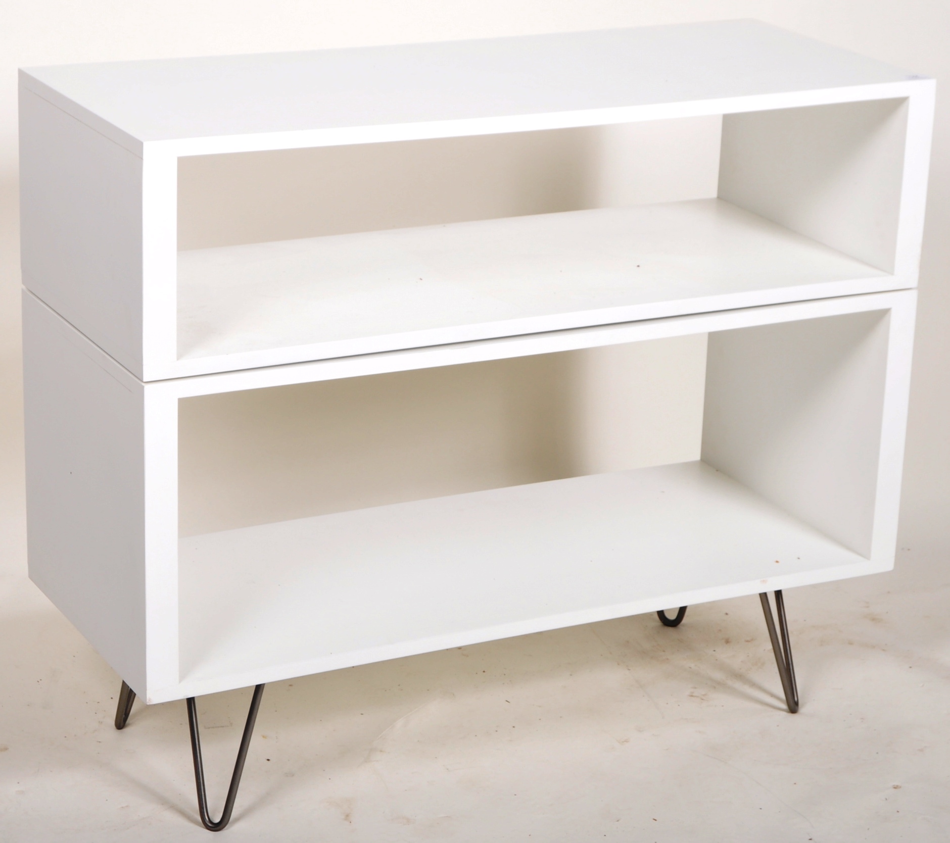 CONTEMPORARY MODERNIST MINIMALIST WHITE LAMINATED LOW SIDEBOARD - Image 2 of 3