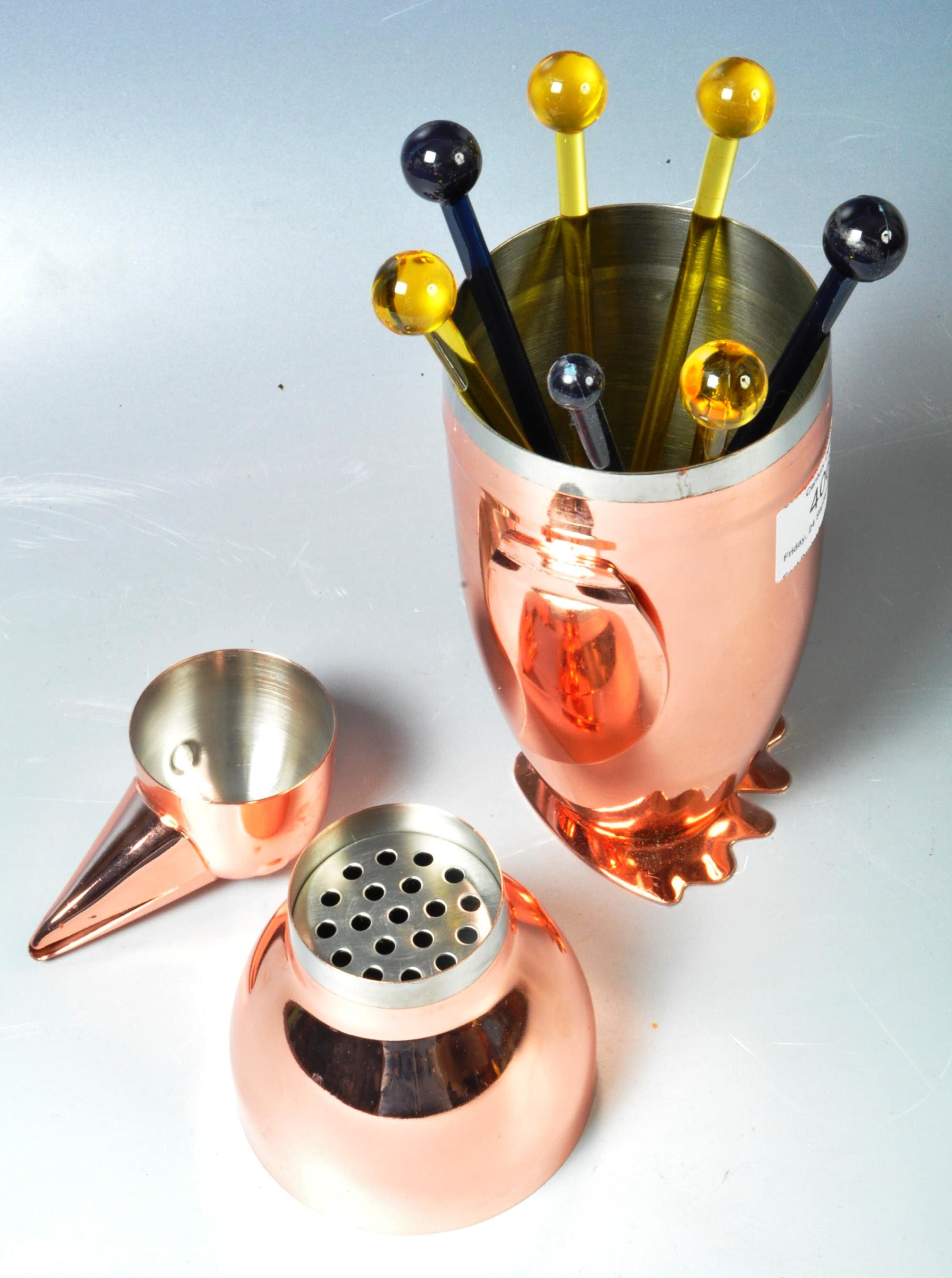 CONTEMPORARY COPPER EFFECT COCKTAIL SHAKER IN THE FORM OF A PENGUIN - Image 6 of 6