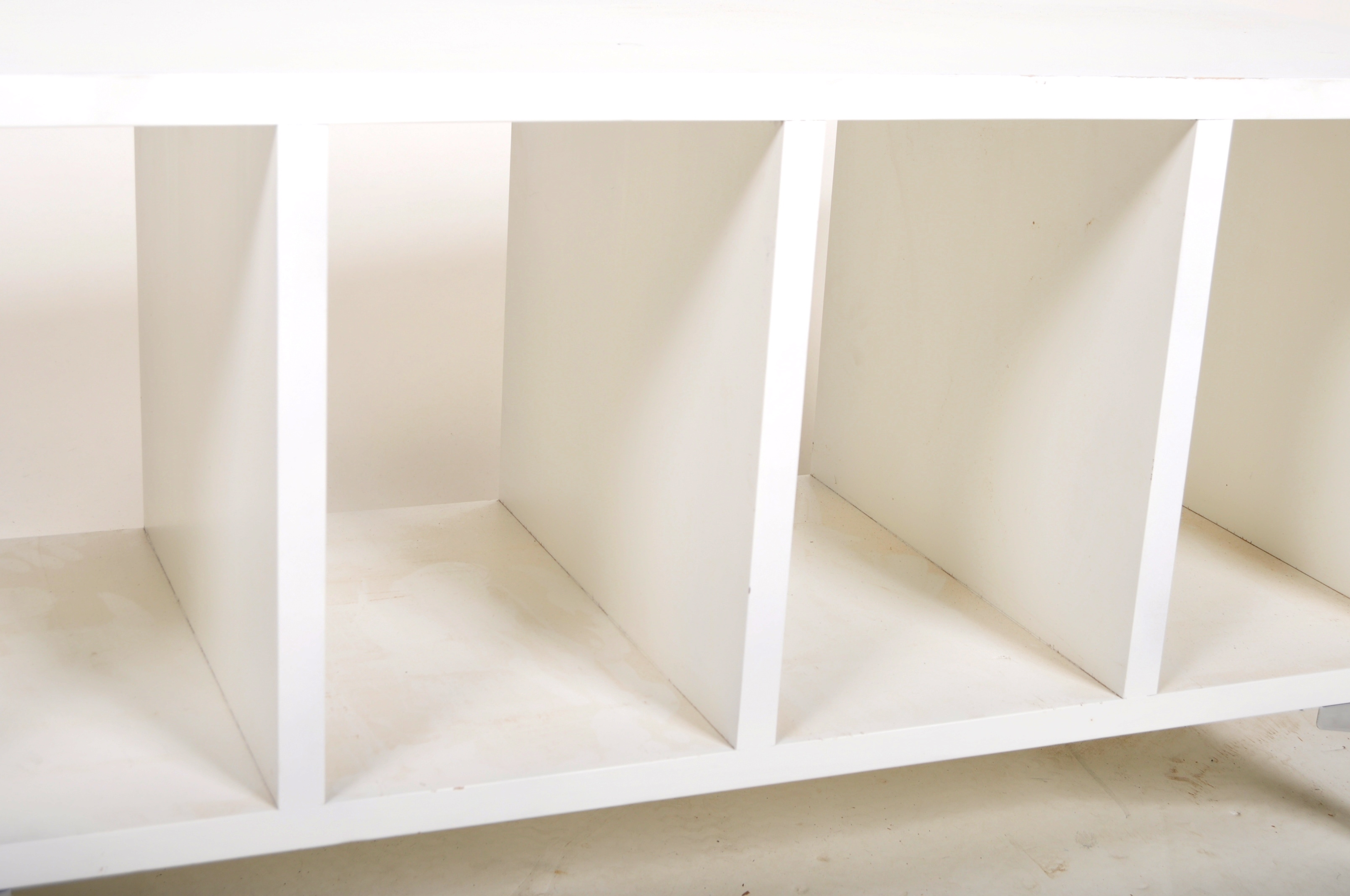 CONTEMPORARY MODERNIST MINIMALIST WHITE LAMINATE SIDEBOARD - Image 4 of 4