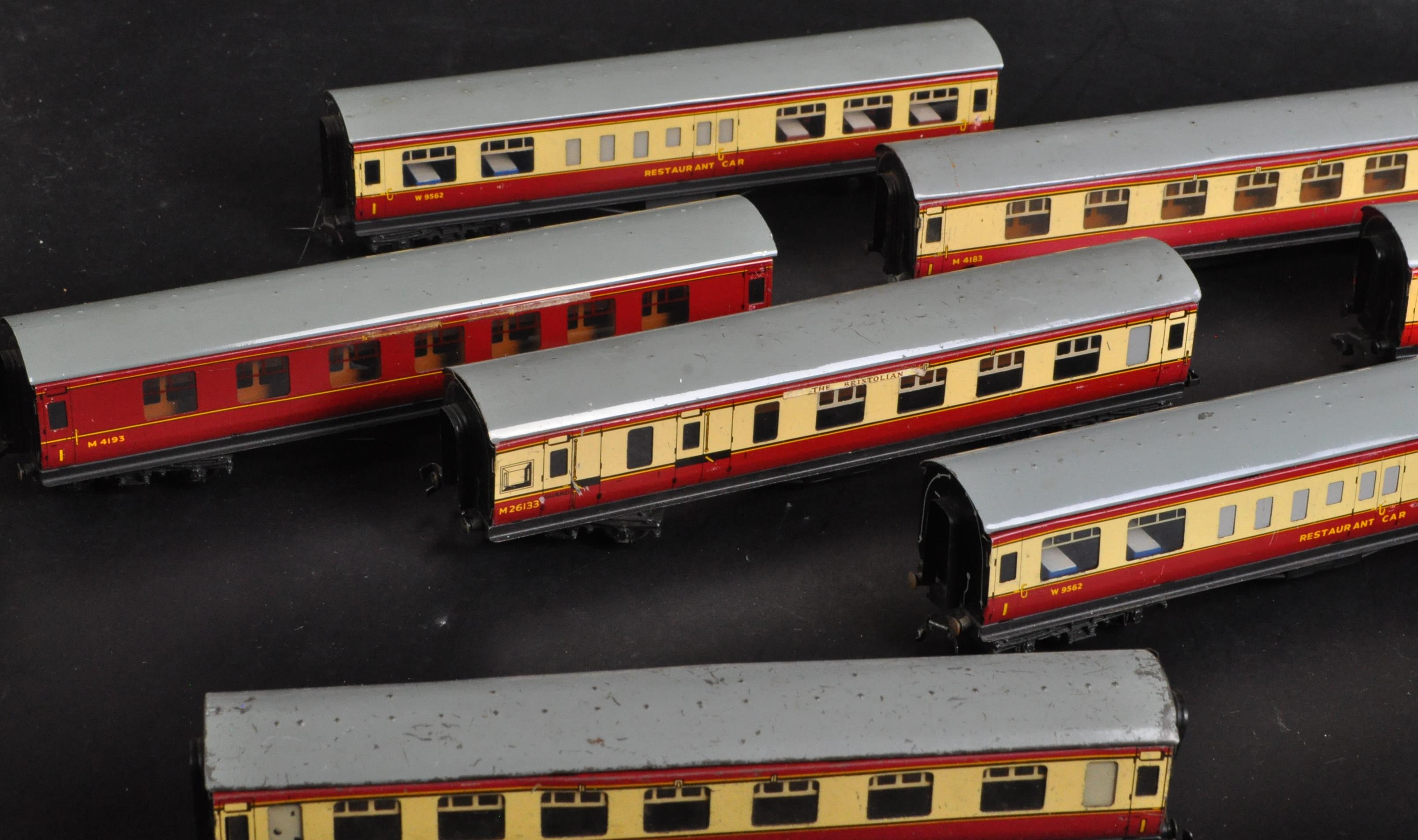 COLLECTION OF X10 VINTAGE HORNBY 00 GAUGE TINPLATE CARRIAGES - Image 2 of 4