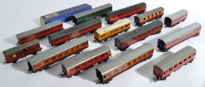 COLLECTION OF X15 VINTAGE HORNBY & TRIANG 00 GAUGE CARRIAGES