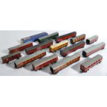 COLLECTION OF X15 VINTAGE HORNBY & TRIANG 00 GAUGE CARRIAGES