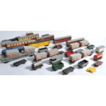 COLLECTION OF ASSORTED 00 GAUGE TRAINSET CARRIAGES & WAGONS