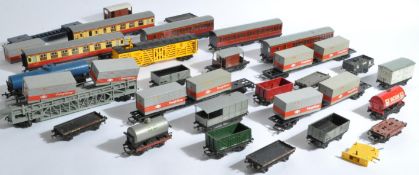 COLLECTION OF ASSORTED 00 GAUGE TRAINSET CARRIAGES & WAGONS