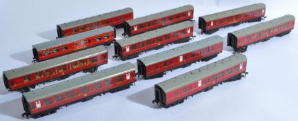 COLLECTION OF X10 VINTAGE HORNBY 00 GAUGE TINPLATE CARRIAGES