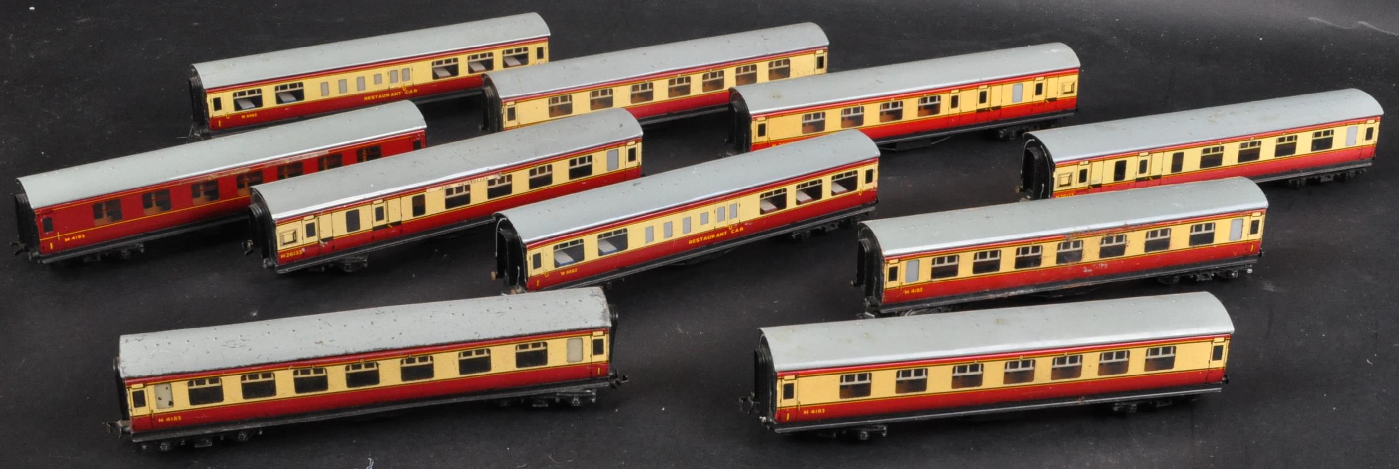 COLLECTION OF X10 VINTAGE HORNBY 00 GAUGE TINPLATE CARRIAGES