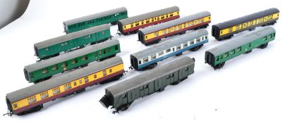 COLLECTION OF X10 ASSORTED 00 GAUGE MODEL RAILWAY COACHES