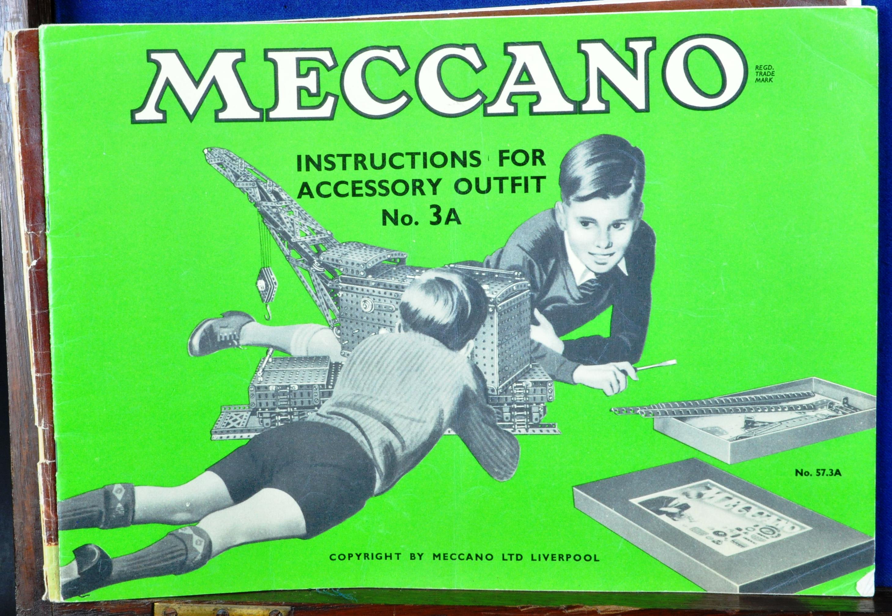 COLLECTION OF VINTAGE MECCANO CONSTRUCTOR SET PIECES - Image 7 of 8