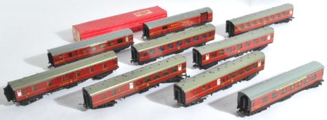 COLLECTION OF X10 VINTAGE HORNBY 00 GAUGE TINPLATE CARRIAGES