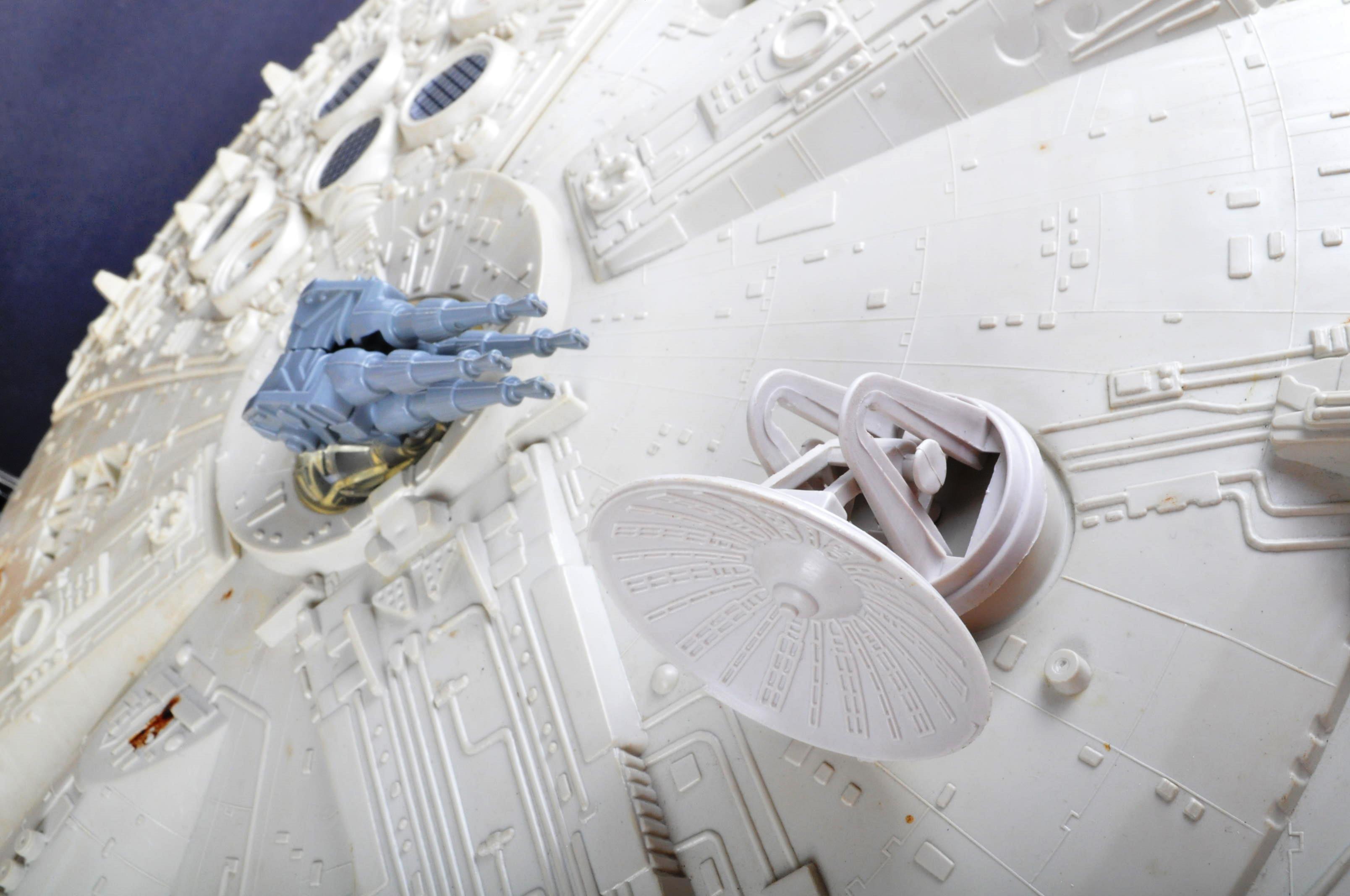 VINTAGE STAR WARS MILLENNIUM FALCON ACTION FIGURE PLAYSET - Image 3 of 9