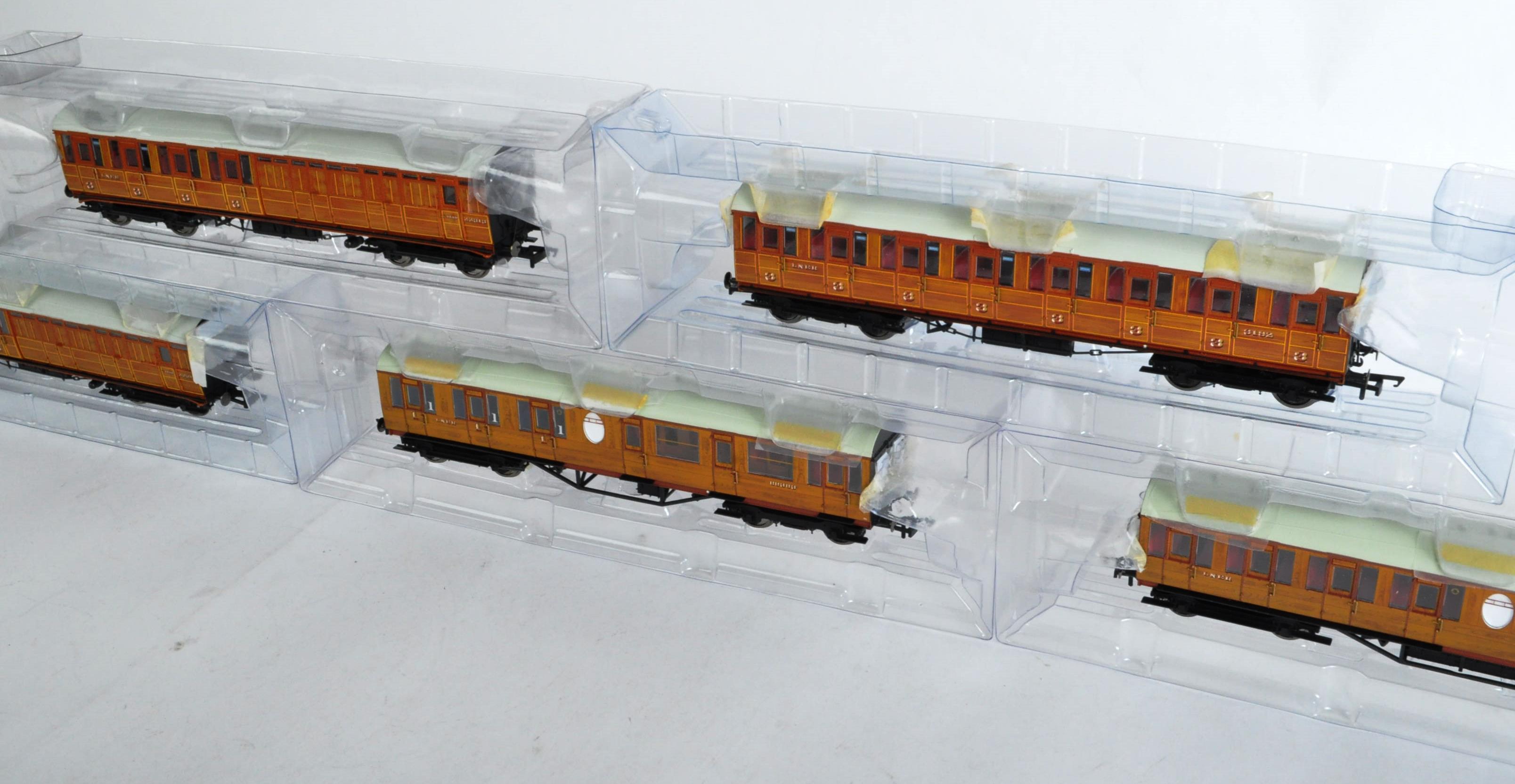 RAKE OF X5 HORNBY 00 GAUGE GRESLEY TEAK COACHES - Image 5 of 5