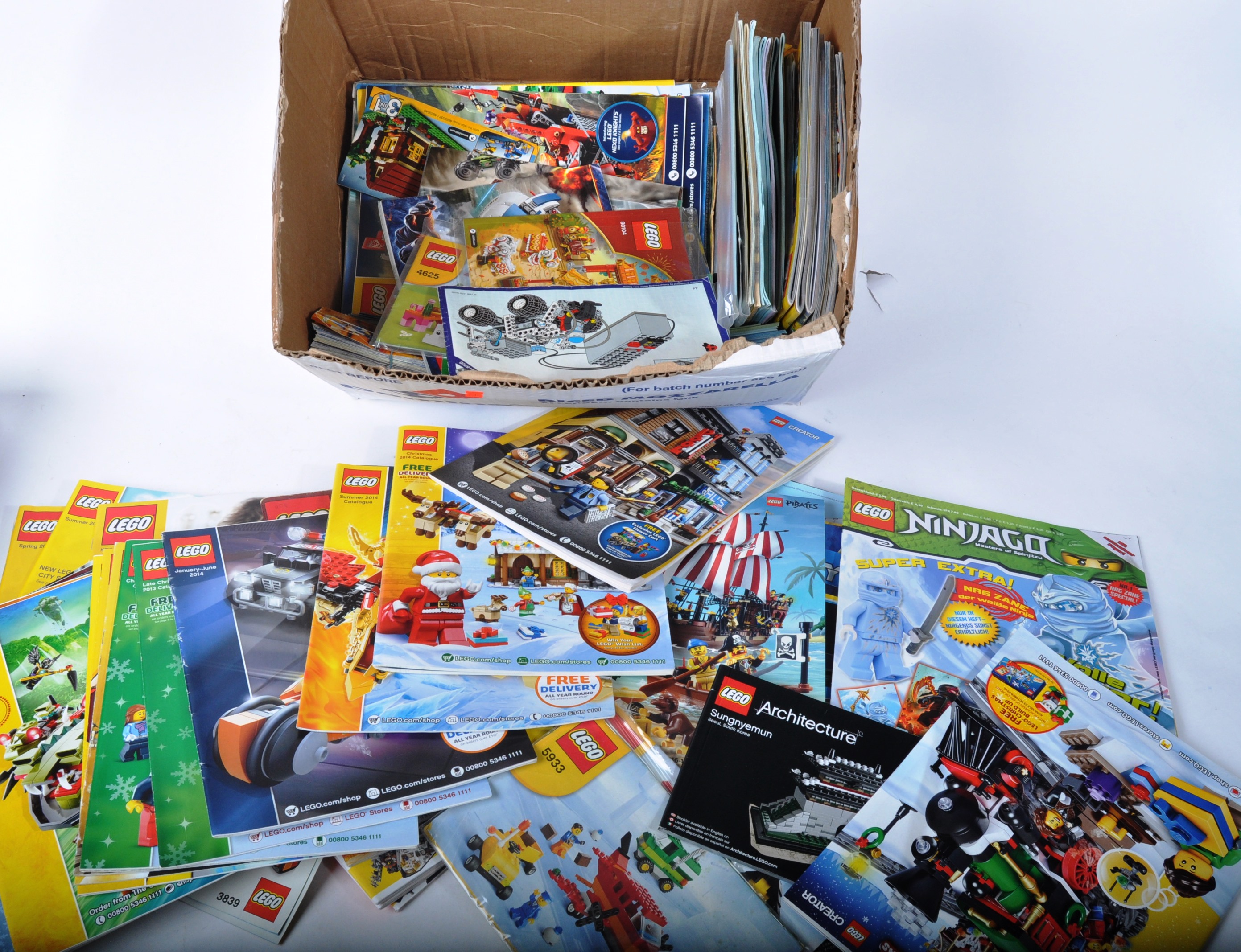 LARGE QUANITY OF LEGO INSTRUCTION MANUALS, BOOKS & MAGAZINES - Image 8 of 9