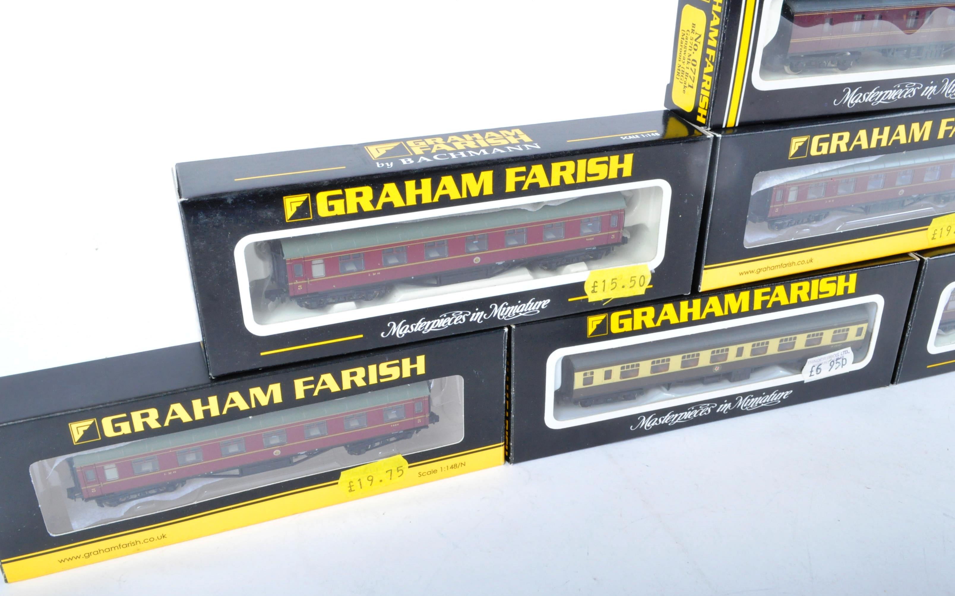 COLLECTION OF GRAHAM FARISH N GAUGE MODEL RAILWAY CARRIAGES - Image 2 of 5