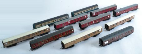 COLLECTION OF ASSORTED HORNBY 00 GAUGE MODEL RAILWAY COACHES