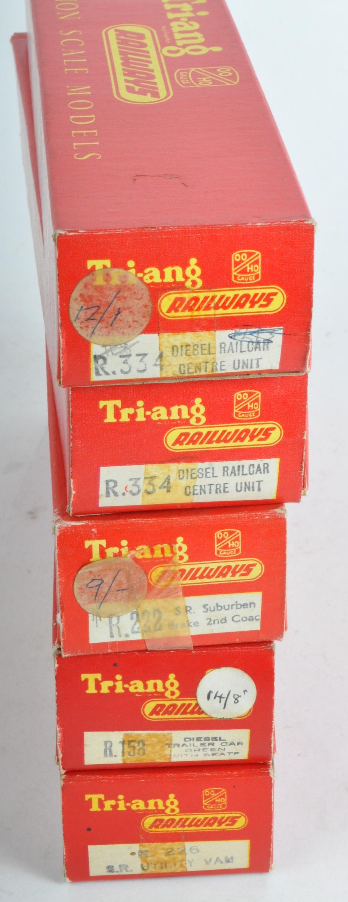 COLLECTION OF VINTAGE TRIANG 00 GAUGE MODEL RAILWAY CARRIAGES - Image 5 of 5