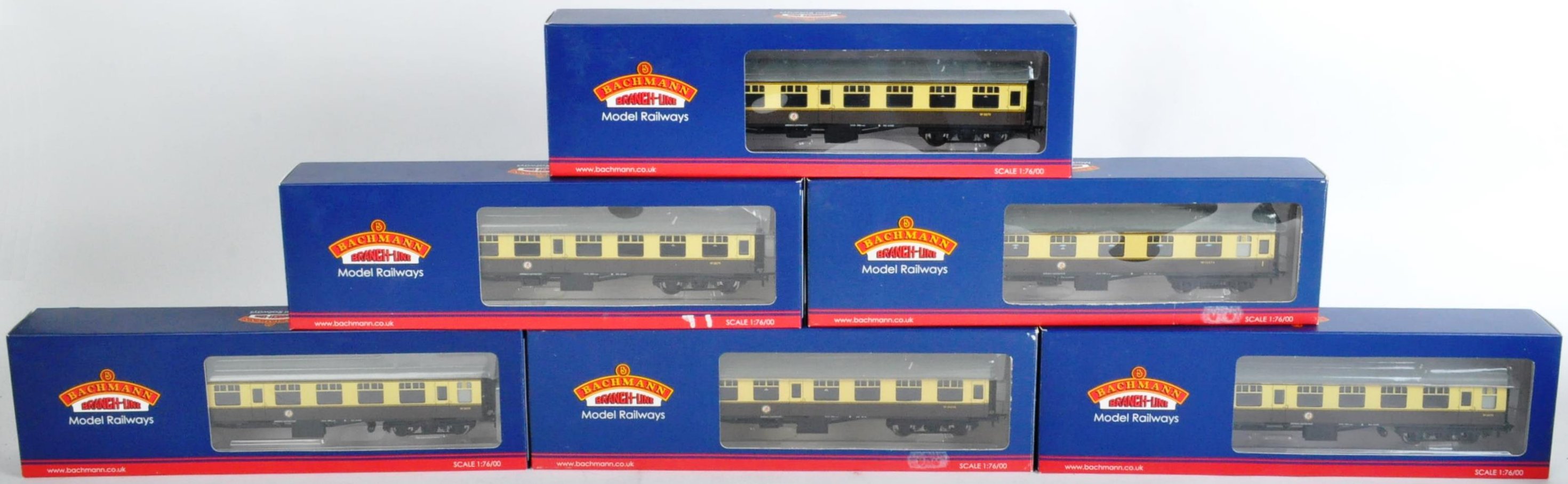 COLLECTION OF X6 BACHMANN 00 GAUGE MODEL RAILWAY CARRIAGES