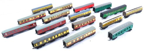 COLLECTION OF ASSORTED 00 GAUGE MODEL RAILWAY CARRIAGES