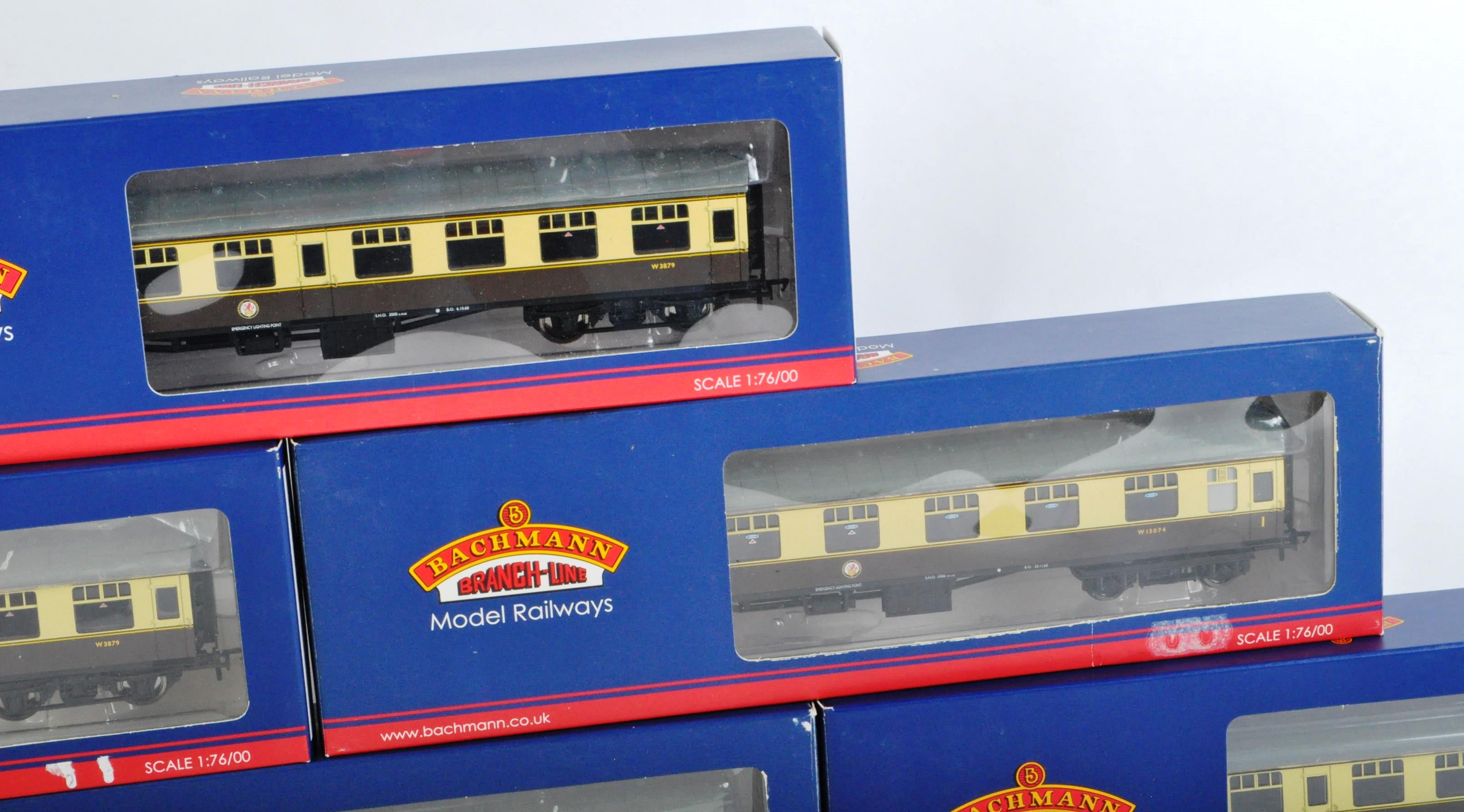 COLLECTION OF X6 BACHMANN 00 GAUGE MODEL RAILWAY CARRIAGES - Image 3 of 5