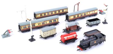 COLLECTION OF HORNBY DUBLO GAUGE MODEL RAILWAY ITEMS