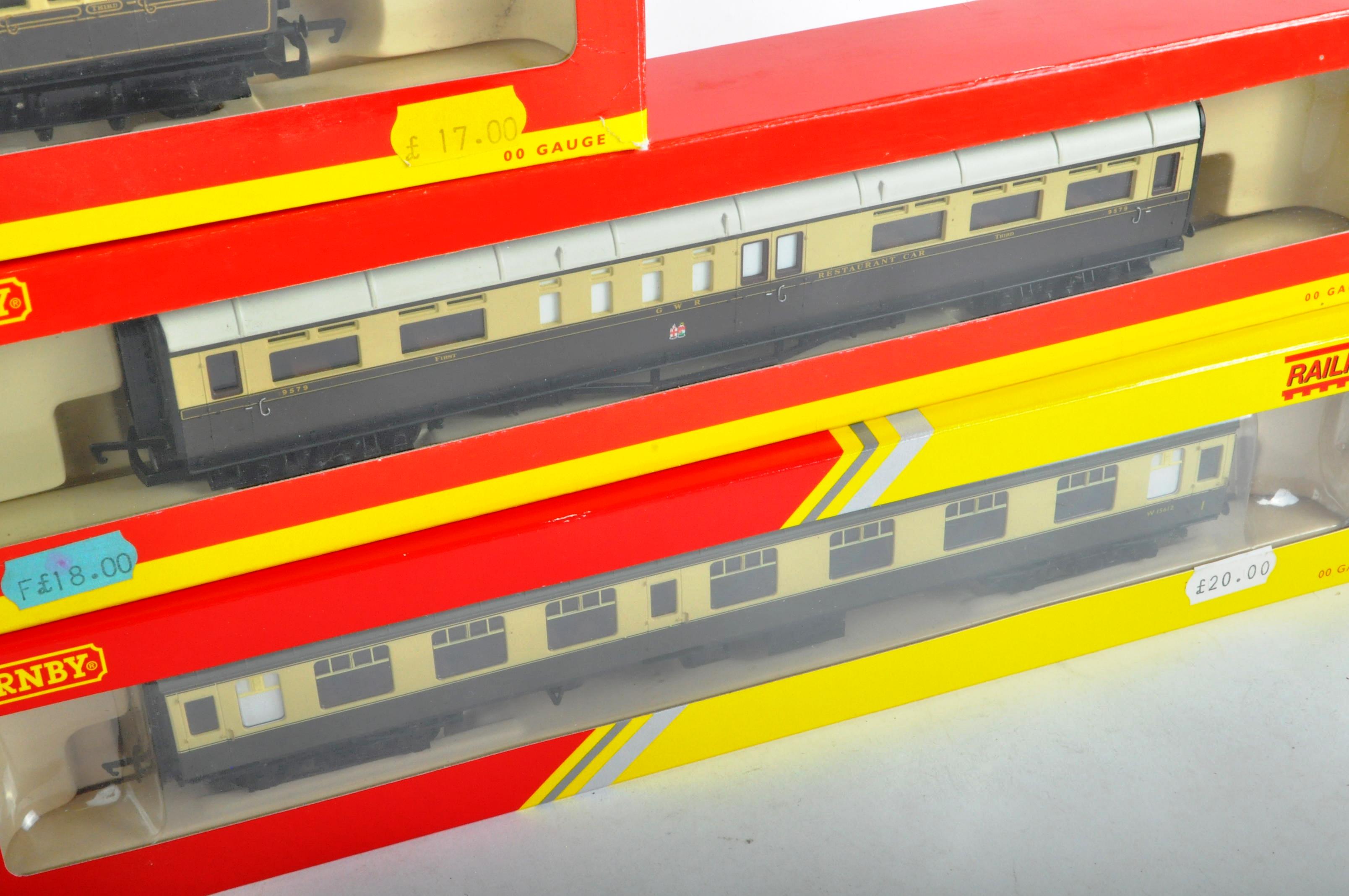 COLLECTION OF X5 HORNBY 00 GAUGE MODEL RAILWAY CARRIAGES - Image 3 of 5