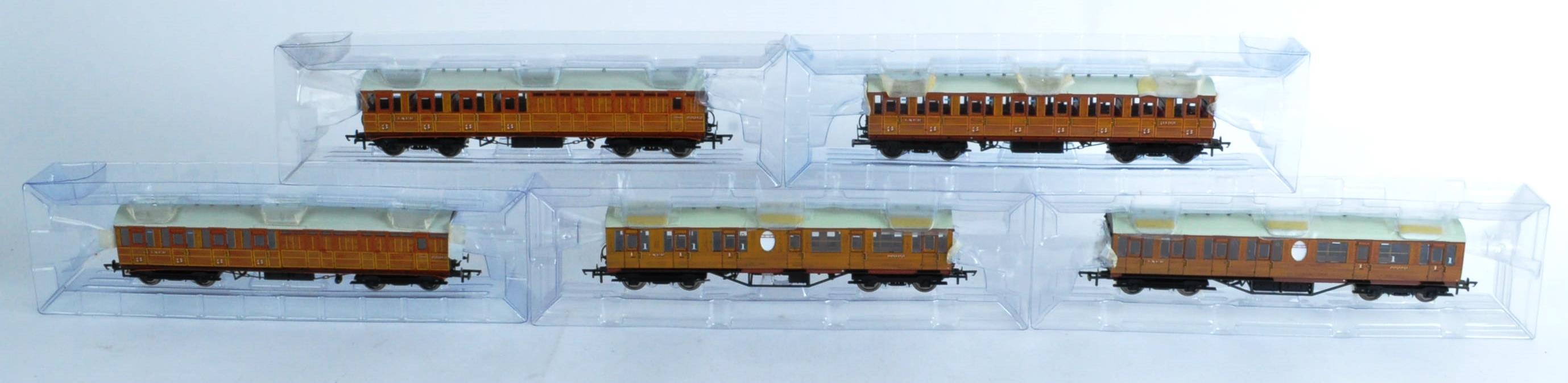 RAKE OF X5 HORNBY 00 GAUGE GRESLEY TEAK COACHES