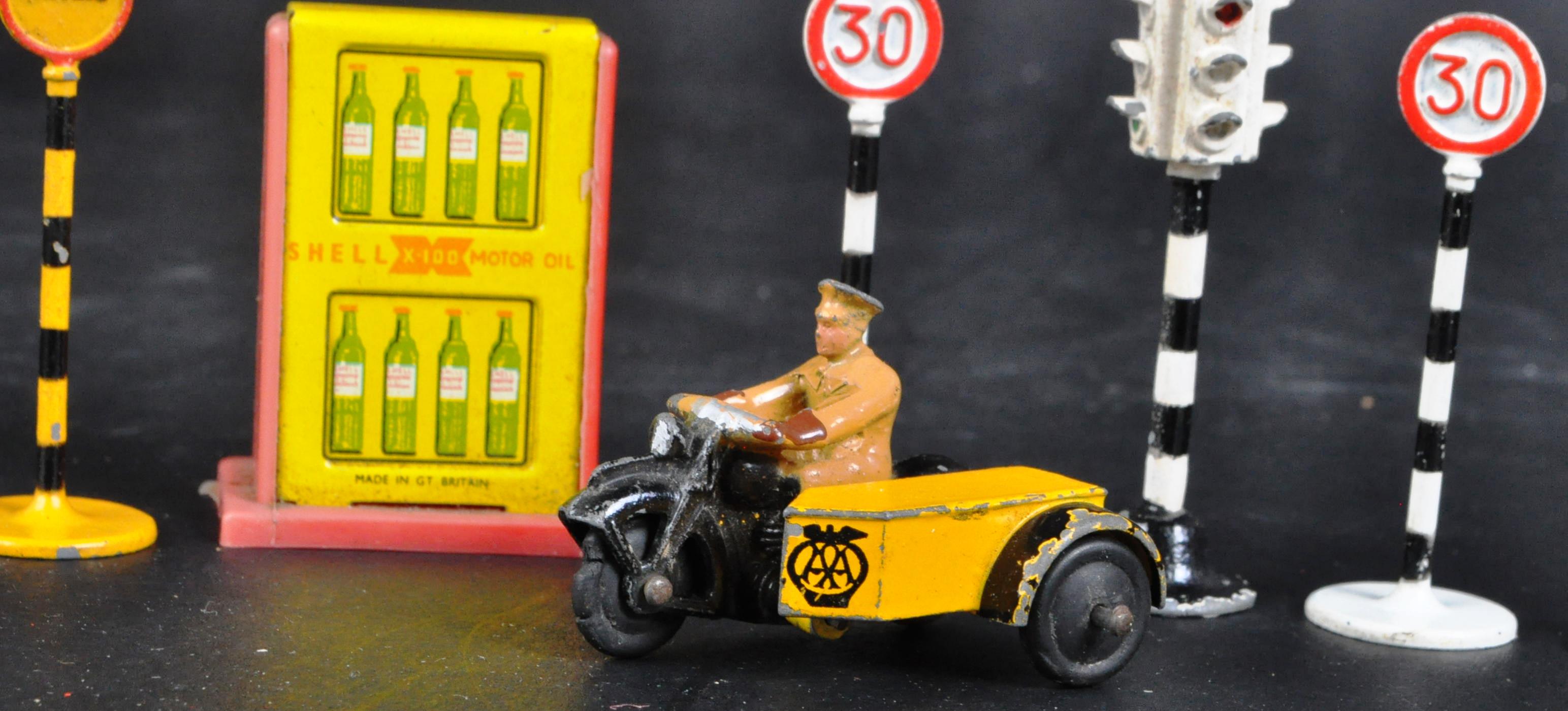 COLLECTION OF VINTAGE DINKY TOYS ROADSIDE DIECAST MODELS - Image 3 of 4