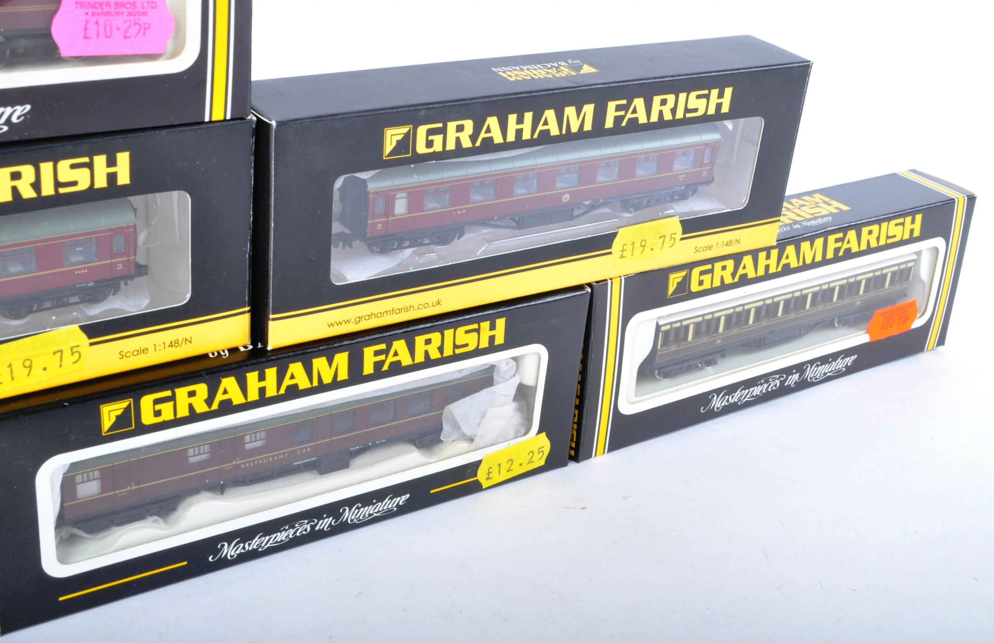 COLLECTION OF GRAHAM FARISH N GAUGE MODEL RAILWAY CARRIAGES - Image 3 of 5