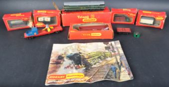 COLLECTION OF VINTAGE TRIANG 00 GAUGE MODEL RAILWAY ITEMS