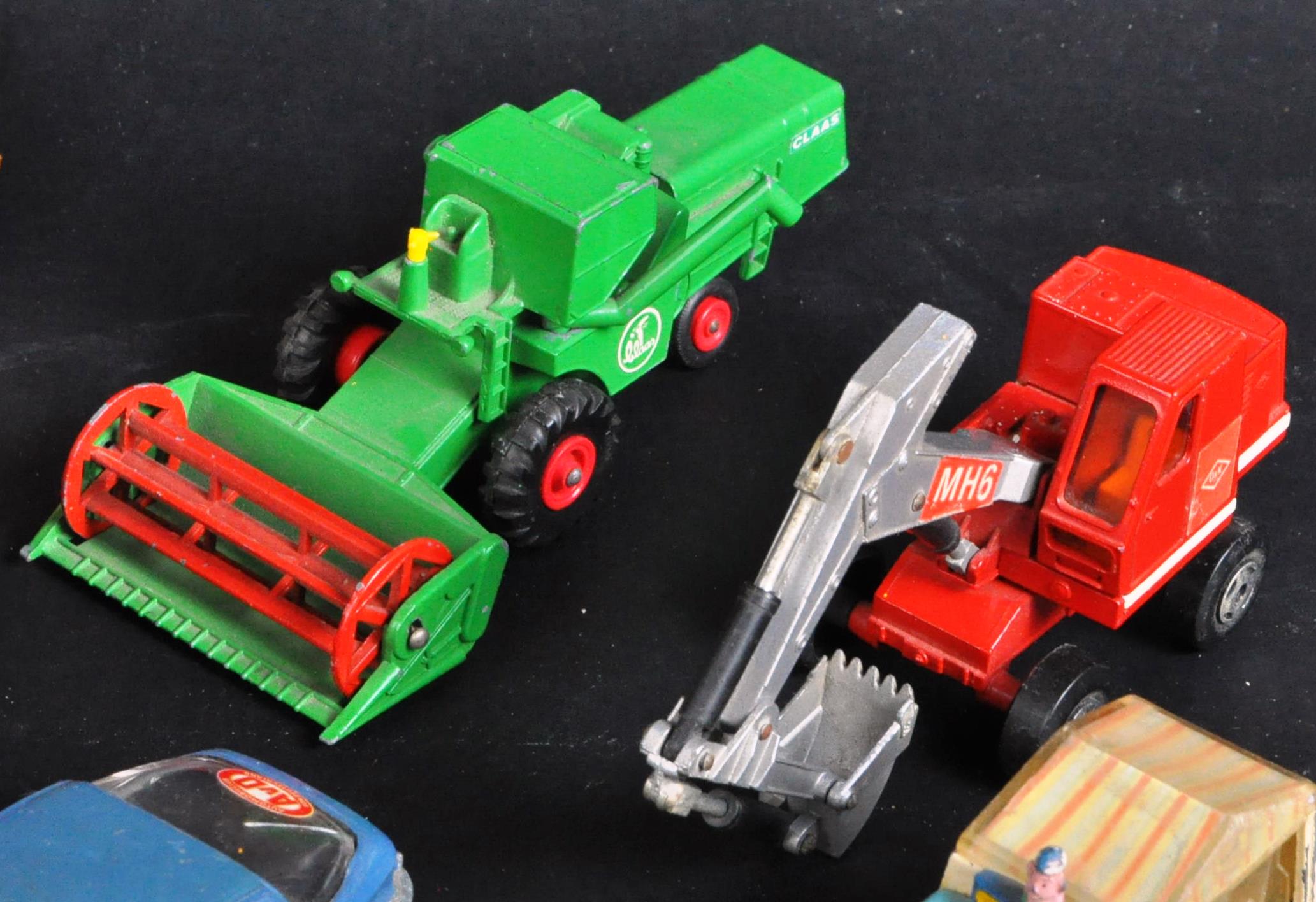 COLLECTION OF ASSORTED VINTAGE DINKY AND CORGI TOYS DIECAST - Image 7 of 8