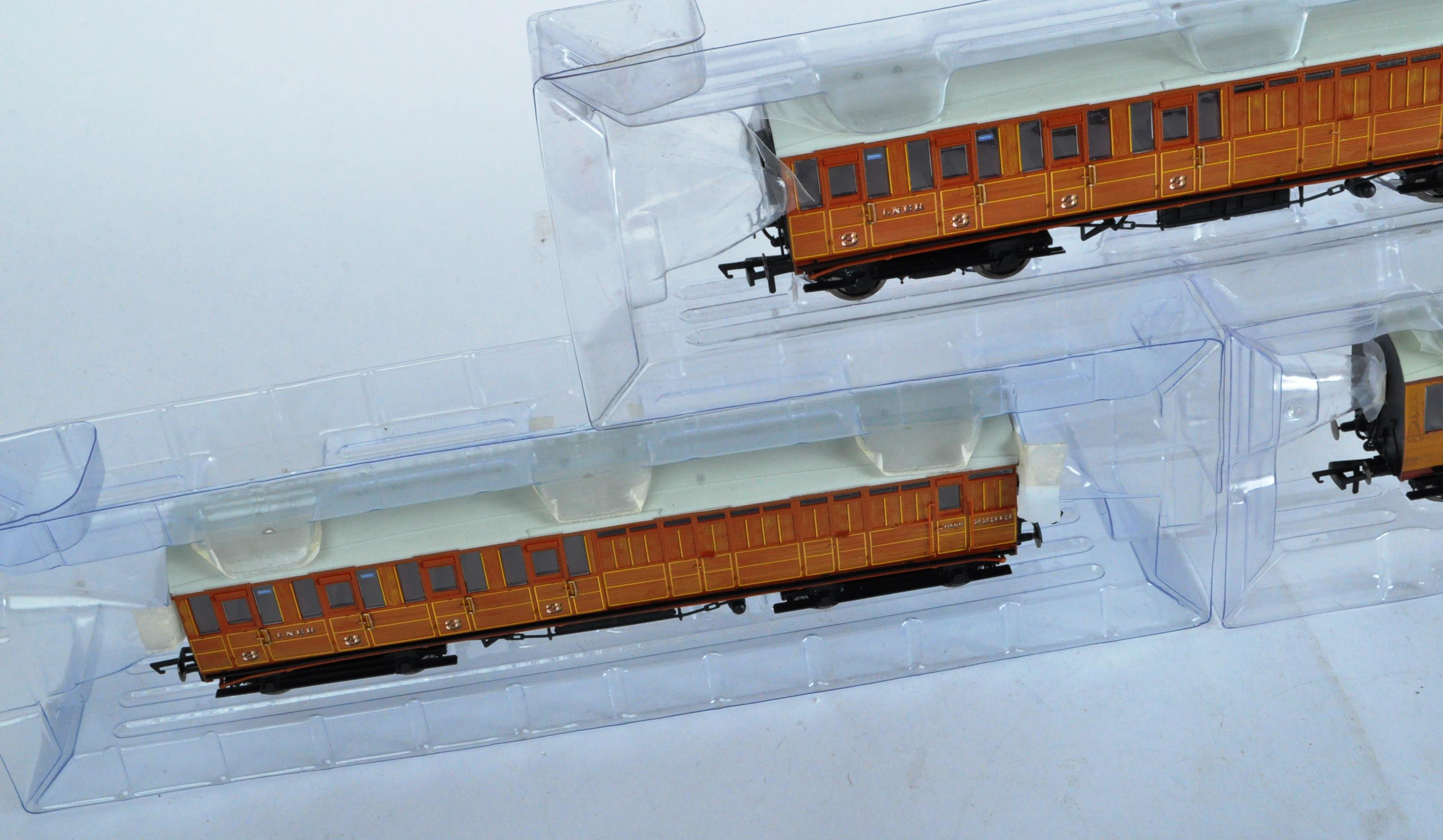 RAKE OF X5 HORNBY 00 GAUGE GRESLEY TEAK COACHES - Image 2 of 5