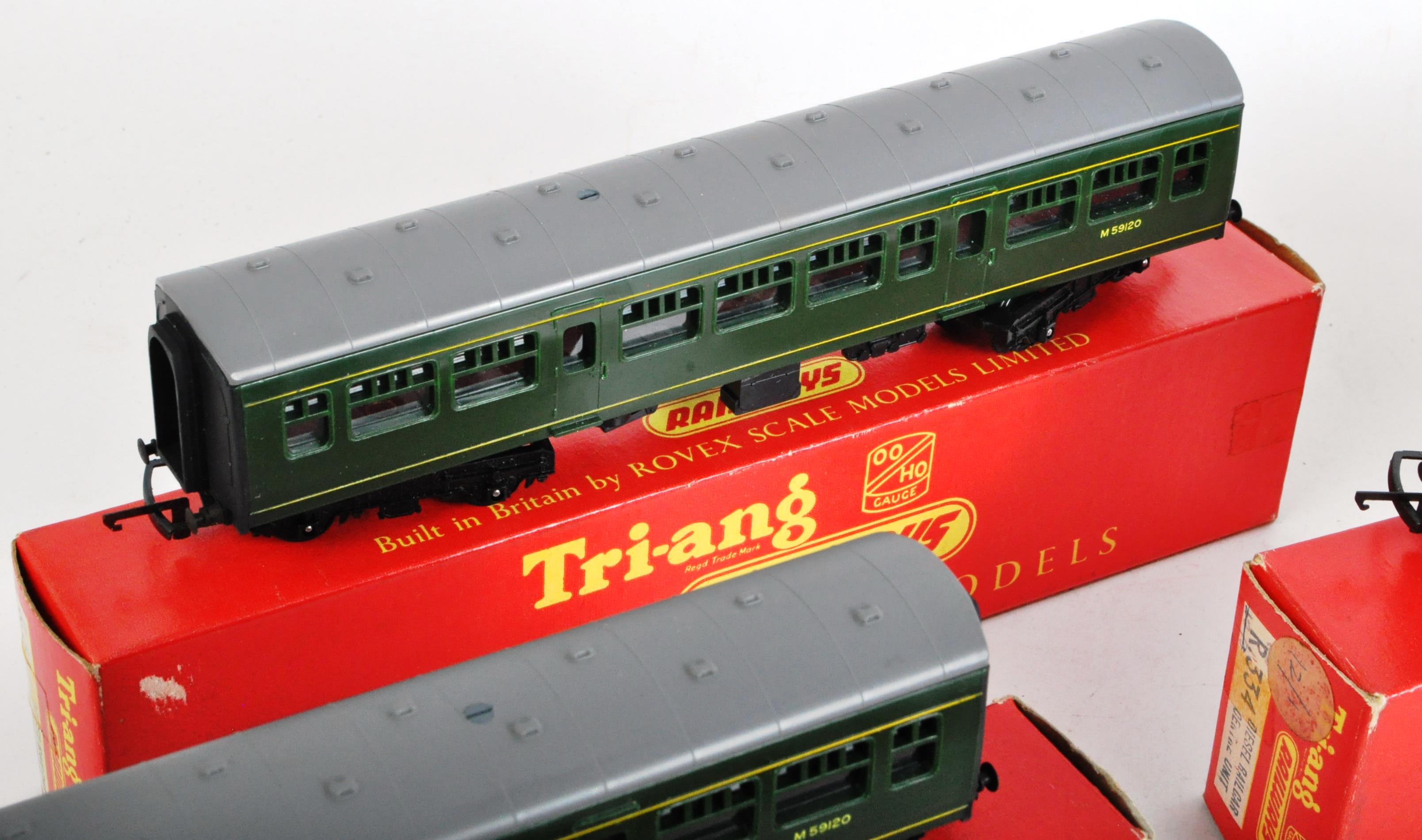 COLLECTION OF VINTAGE TRIANG 00 GAUGE MODEL RAILWAY CARRIAGES - Image 4 of 5