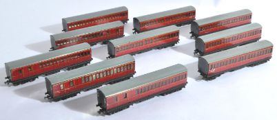 COLLECTION OF X10 VINTAGE HORNBY 00 GAUGE TINPLATE CARRIAGES