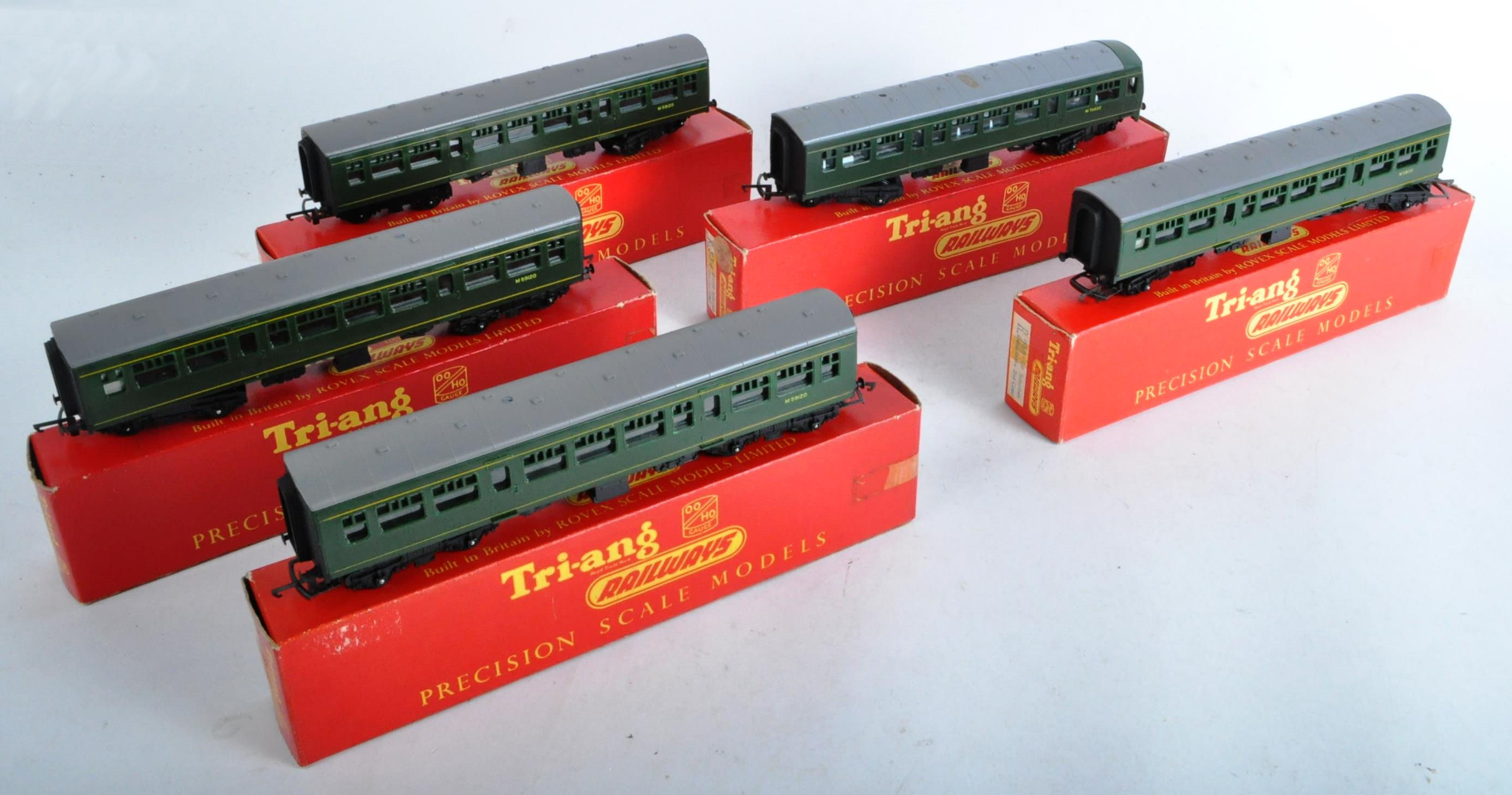 COLLECTION OF VINTAGE TRIANG 00 GAUGE MODEL RAILWAY CARRIAGES