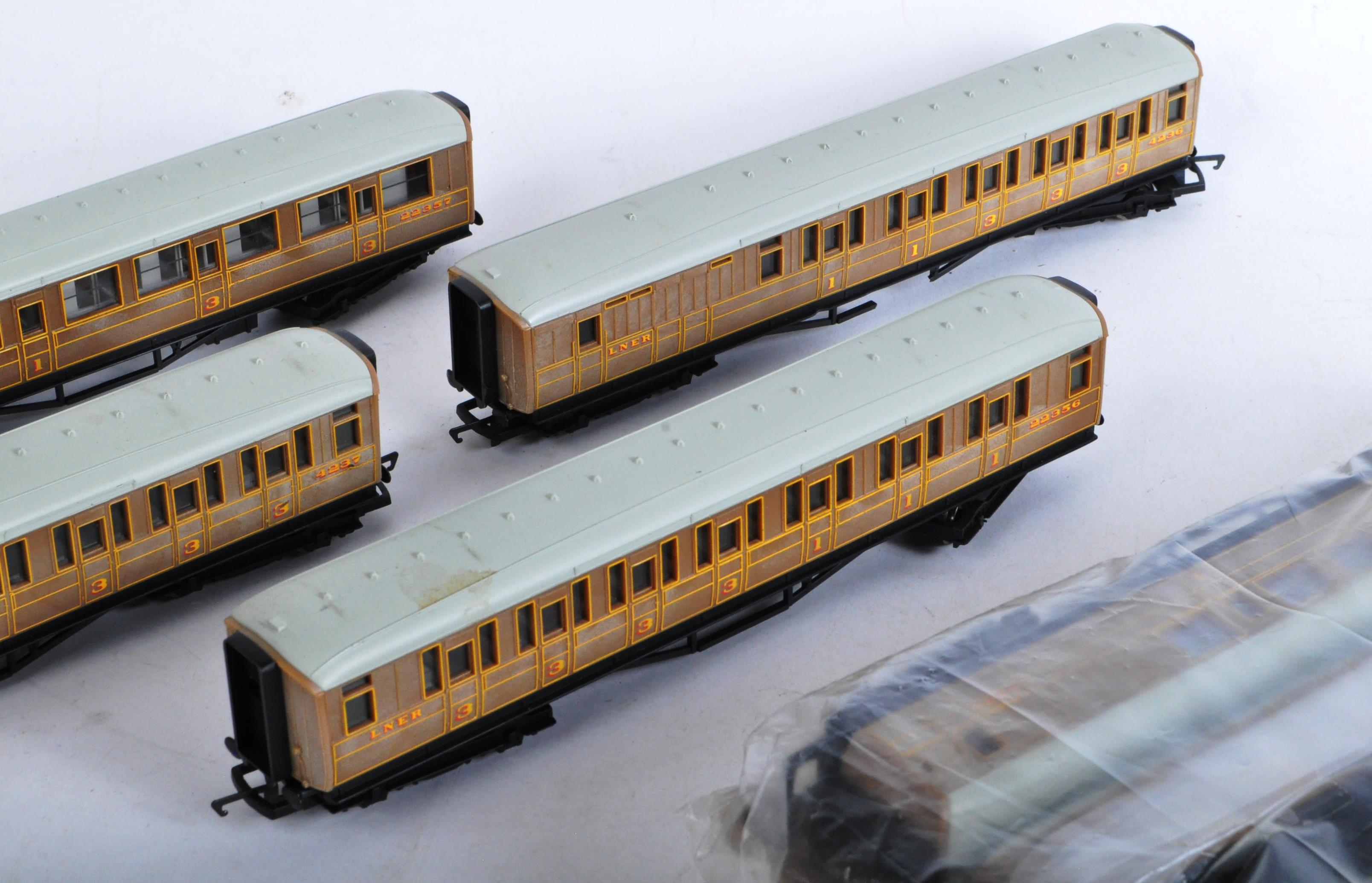 RAKE OF X7 HORNBY 00 GAUGE GRESLEY TEAK COACHES - Image 2 of 5