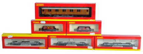 COLLECTION OF HORNBY 00 GAUGE MODEL RAILWAY WAGONS & CARRIAGES