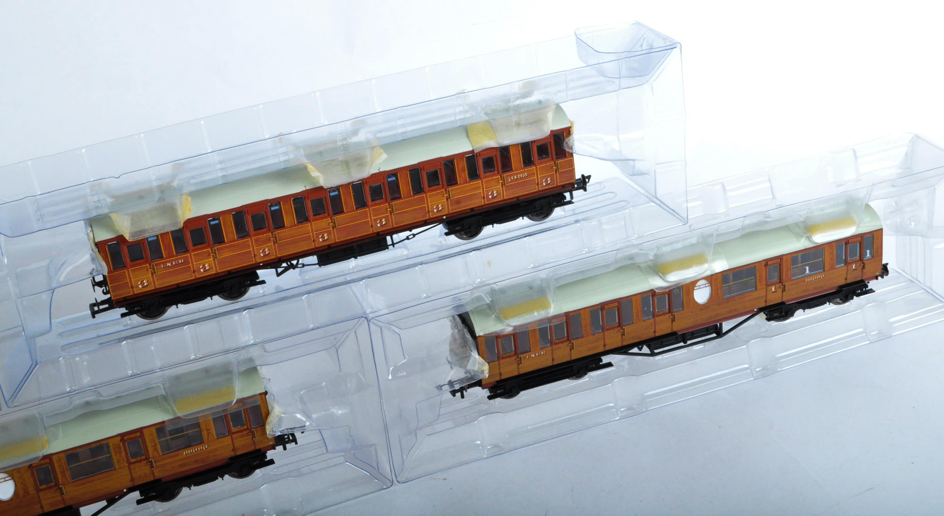 RAKE OF X5 HORNBY 00 GAUGE GRESLEY TEAK COACHES - Image 4 of 5