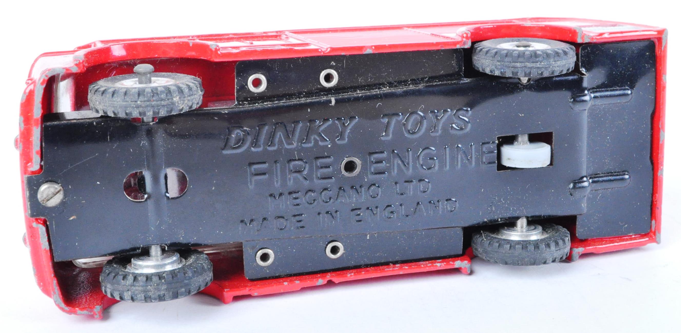 ORIGINAL VINTAGE DINKY TOYS DIECAST MODEL 276 AIRPORT FIRE TENDER - Image 4 of 6