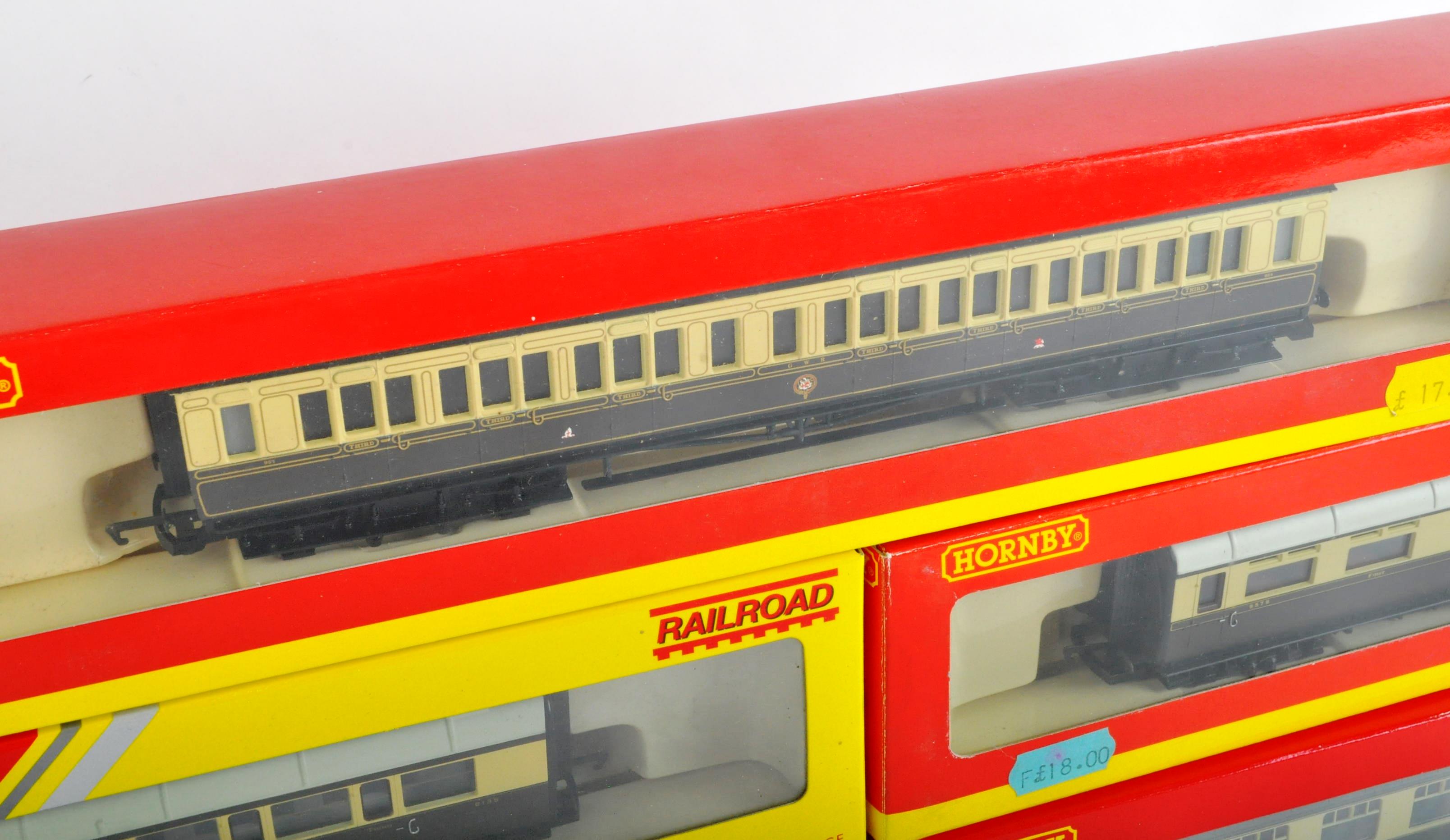COLLECTION OF X5 HORNBY 00 GAUGE MODEL RAILWAY CARRIAGES - Image 2 of 5