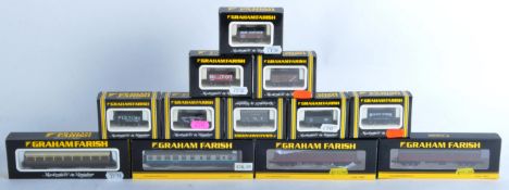 COLLECTION OF GRAHAM FARISH N GAUGE MODEL RAILWAY ROLLING STOCK