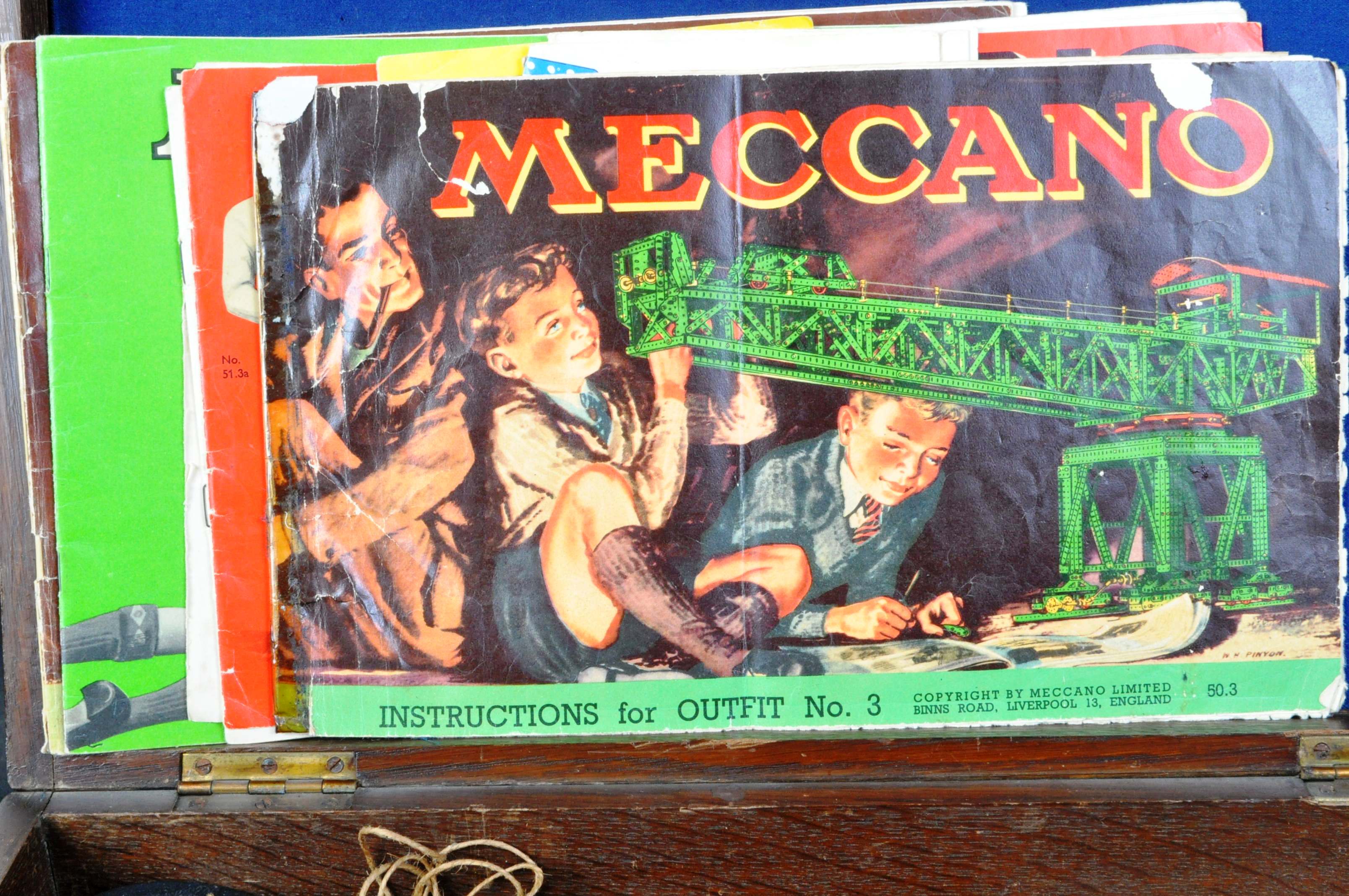 COLLECTION OF VINTAGE MECCANO CONSTRUCTOR SET PIECES - Image 2 of 8