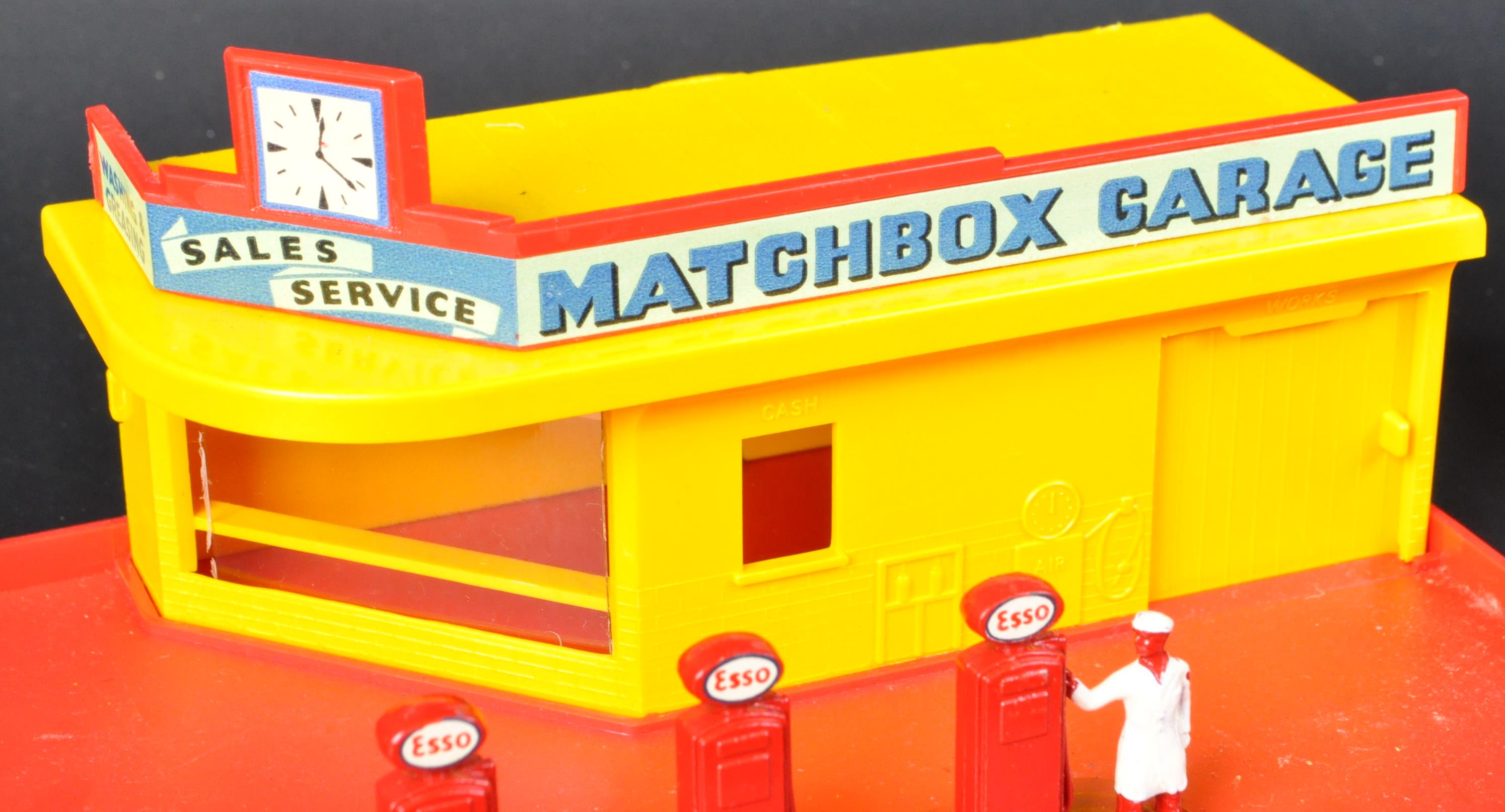 TWO ORIGINAL VINTAGE LESNEY MADE MATCHBOX GARAGES - Bild 2 aus 5