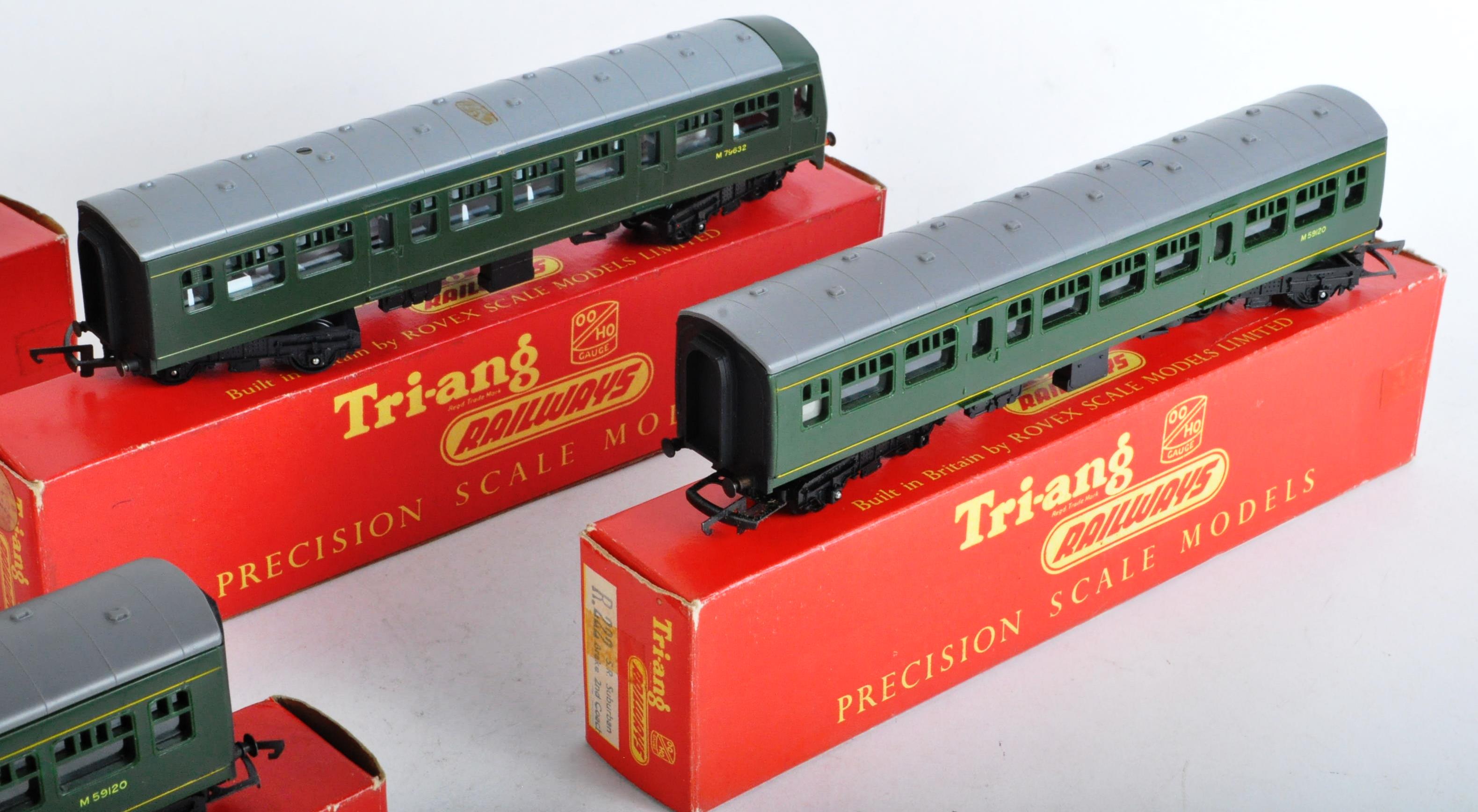 COLLECTION OF VINTAGE TRIANG 00 GAUGE MODEL RAILWAY CARRIAGES - Image 3 of 5