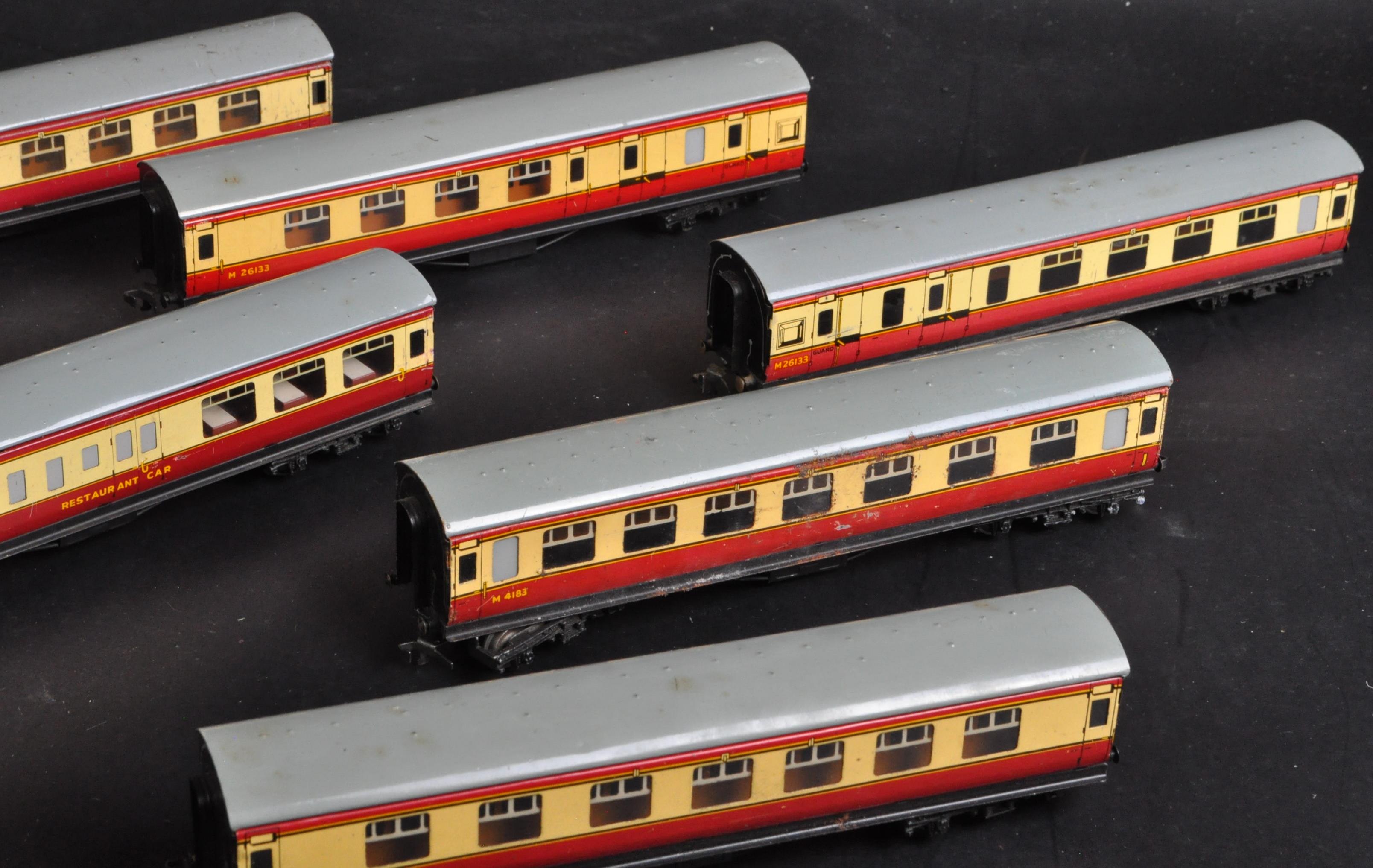 COLLECTION OF X10 VINTAGE HORNBY 00 GAUGE TINPLATE CARRIAGES - Image 3 of 4