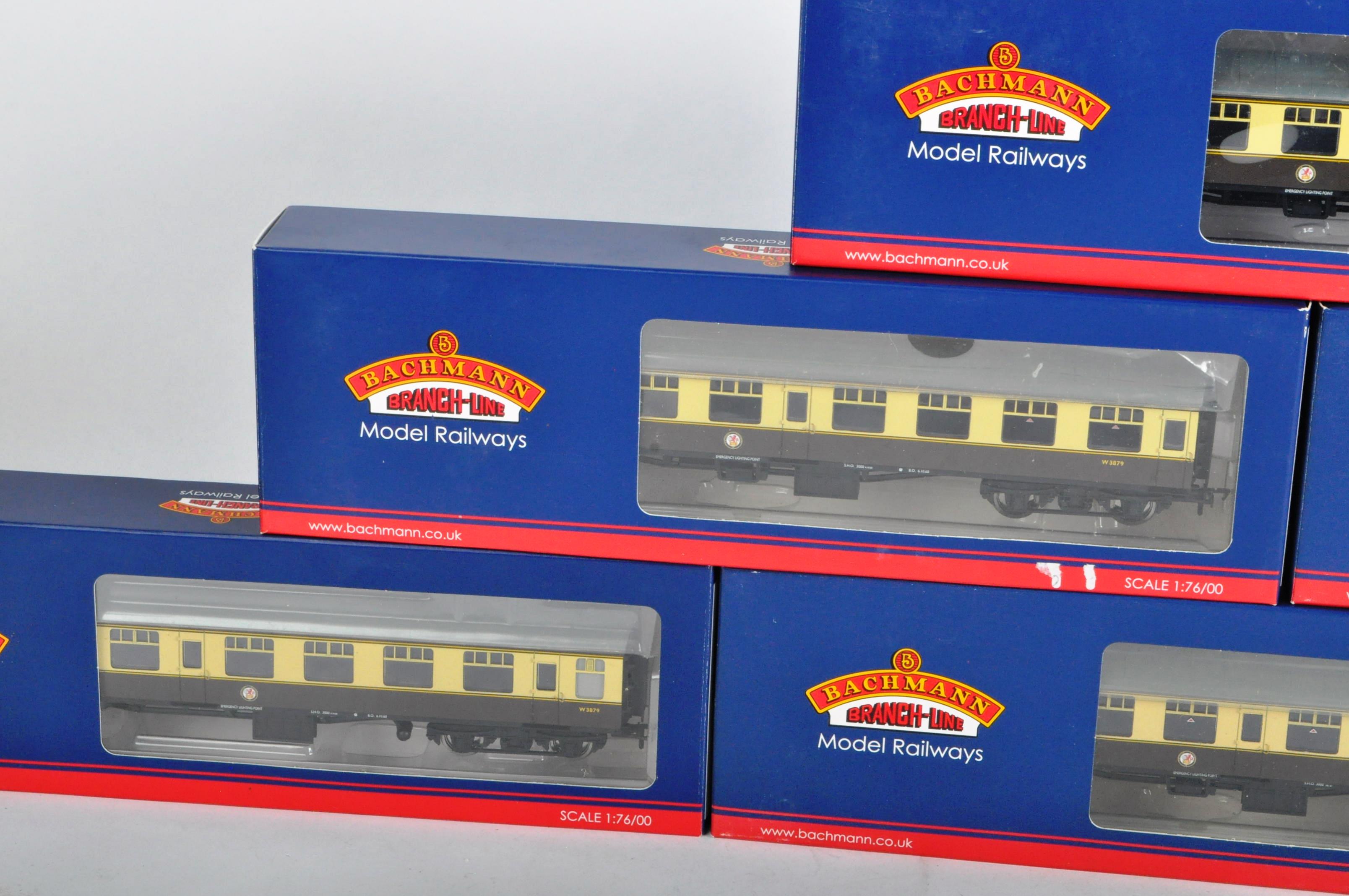 COLLECTION OF X6 BACHMANN 00 GAUGE MODEL RAILWAY CARRIAGES - Image 2 of 5