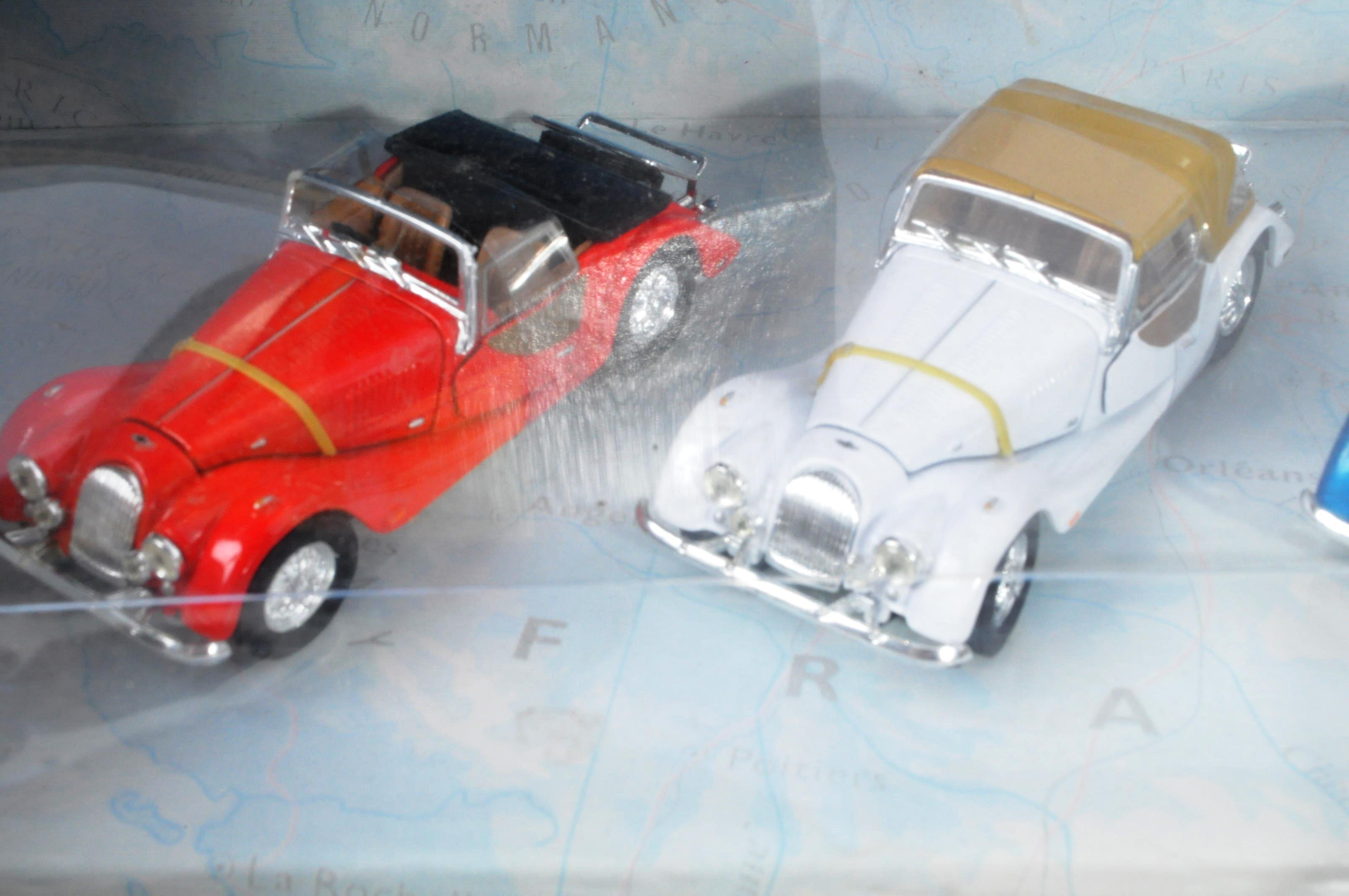 LARGE COLLECTION OF ASSORTED DIECAST MODEL CARS - Image 5 of 6